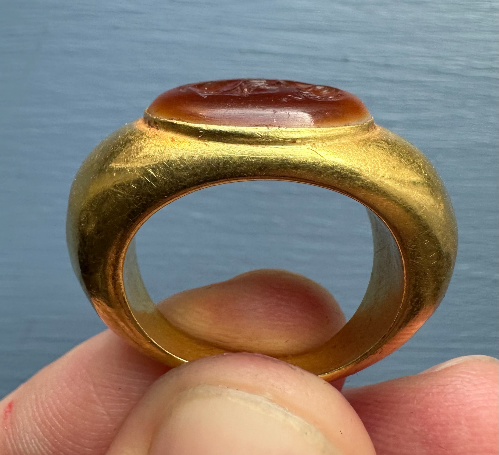 A large Roman hollow gold ring set with an agate intaglio. Bust of Athena.