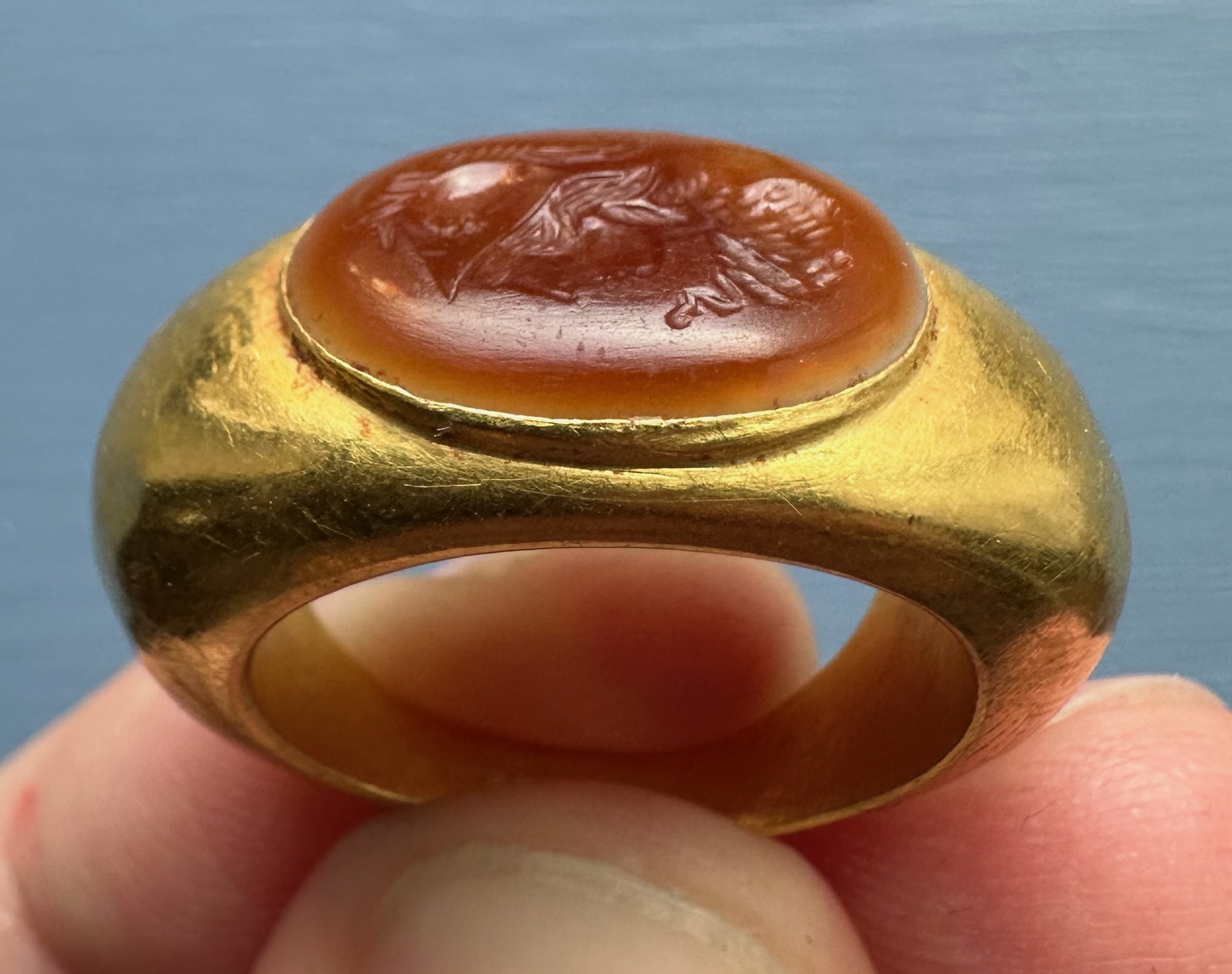 A large Roman hollow gold ring set with an agate intaglio. Bust of Athena.