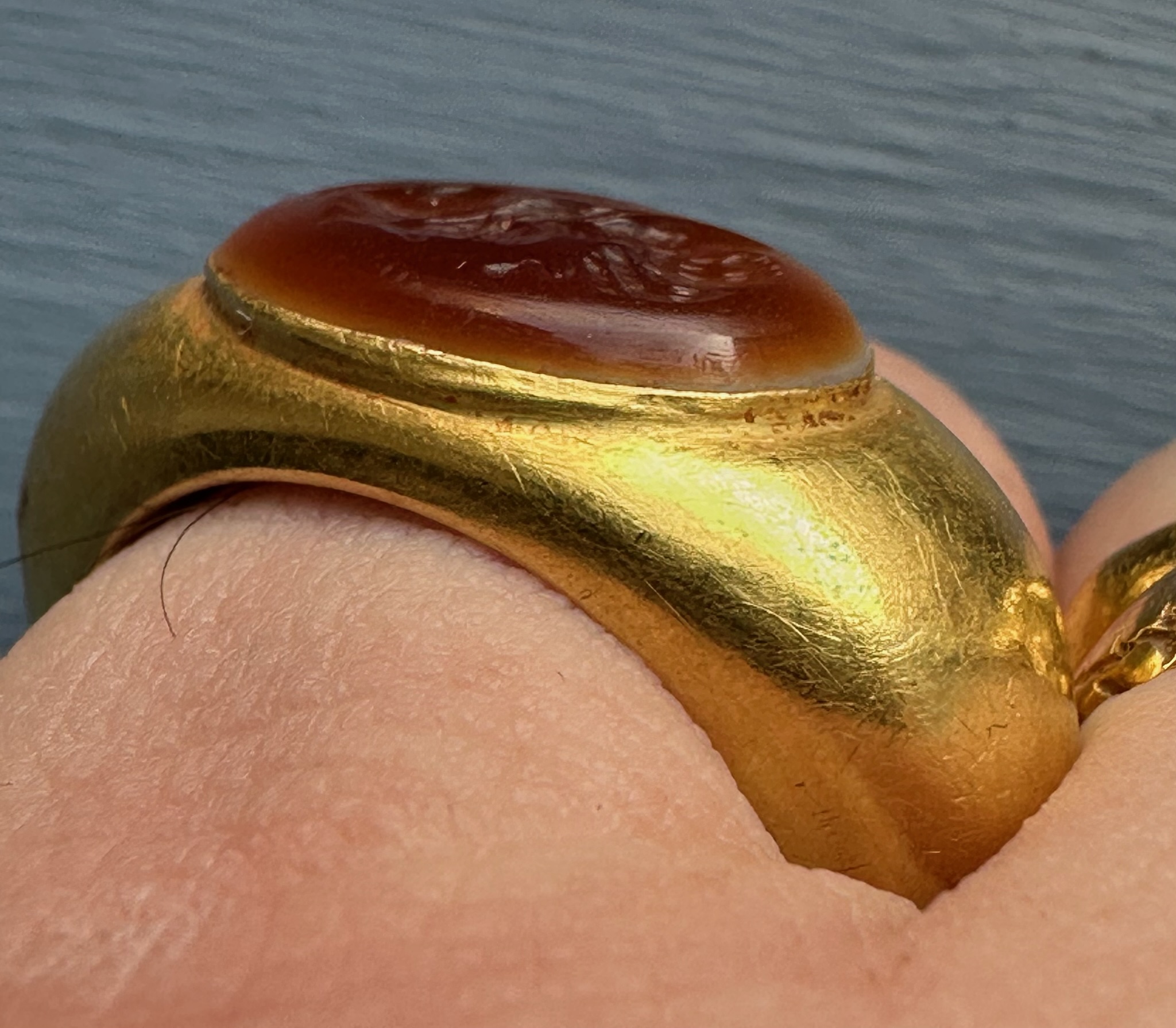 A large Roman hollow gold ring set with an agate intaglio. Bust of Athena.