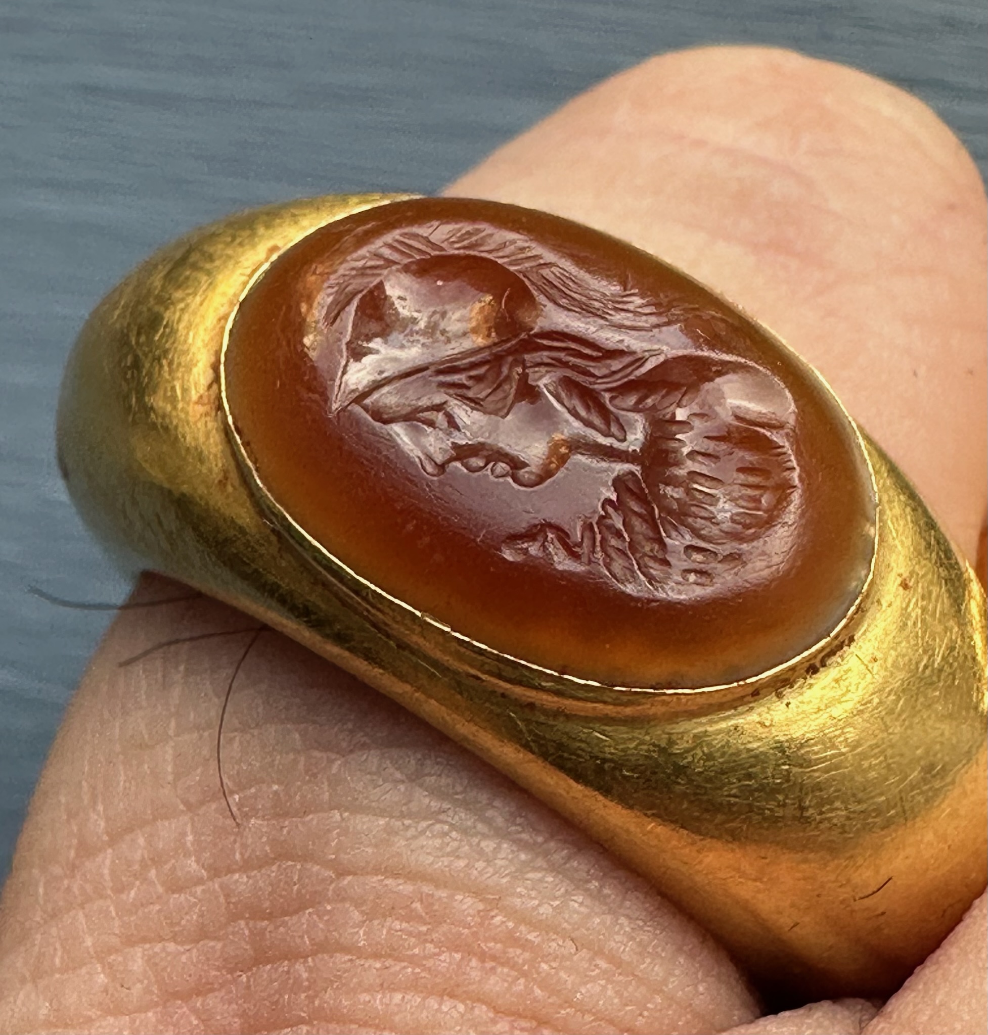 A large Roman hollow gold ring set with an agate intaglio. Bust of Athena.