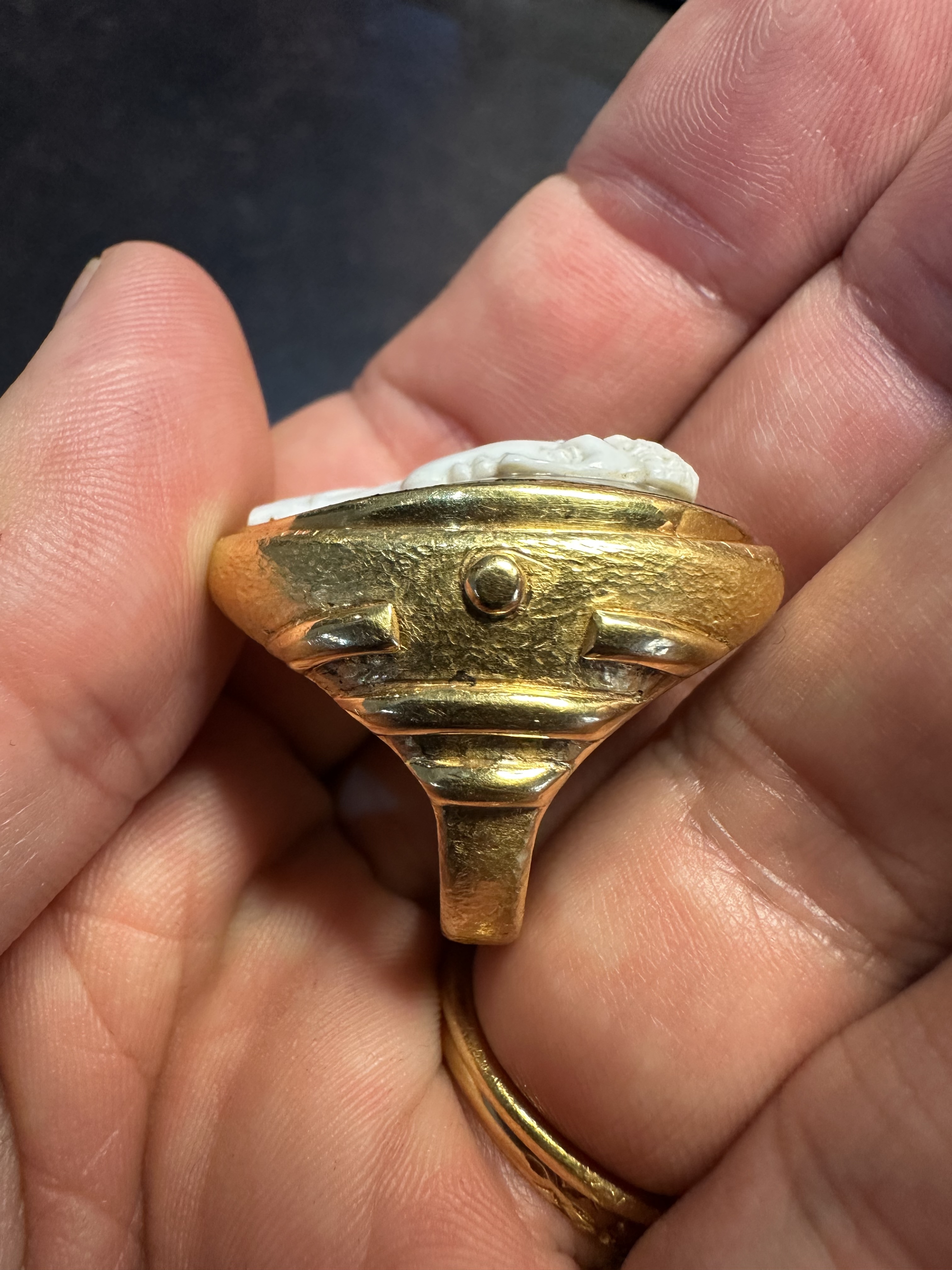 Attilio Codognato.  Bague camée sur agate néoclassique — Hercule jeune
Or jaune 18 carats — XXe siècle