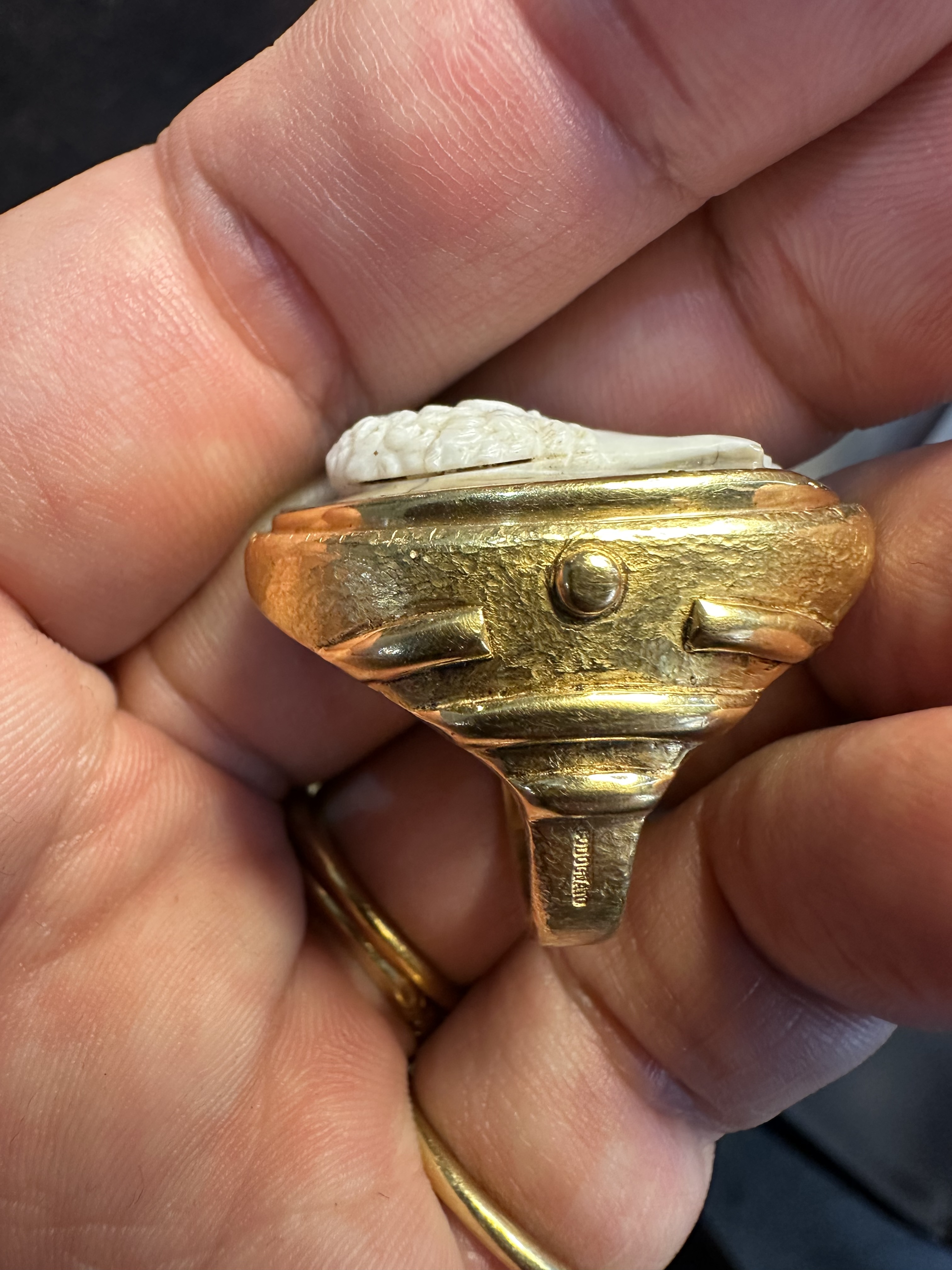 Attilio Codognato.  Bague camée sur agate néoclassique — Hercule jeune
Or jaune 18 carats — XXe siècle