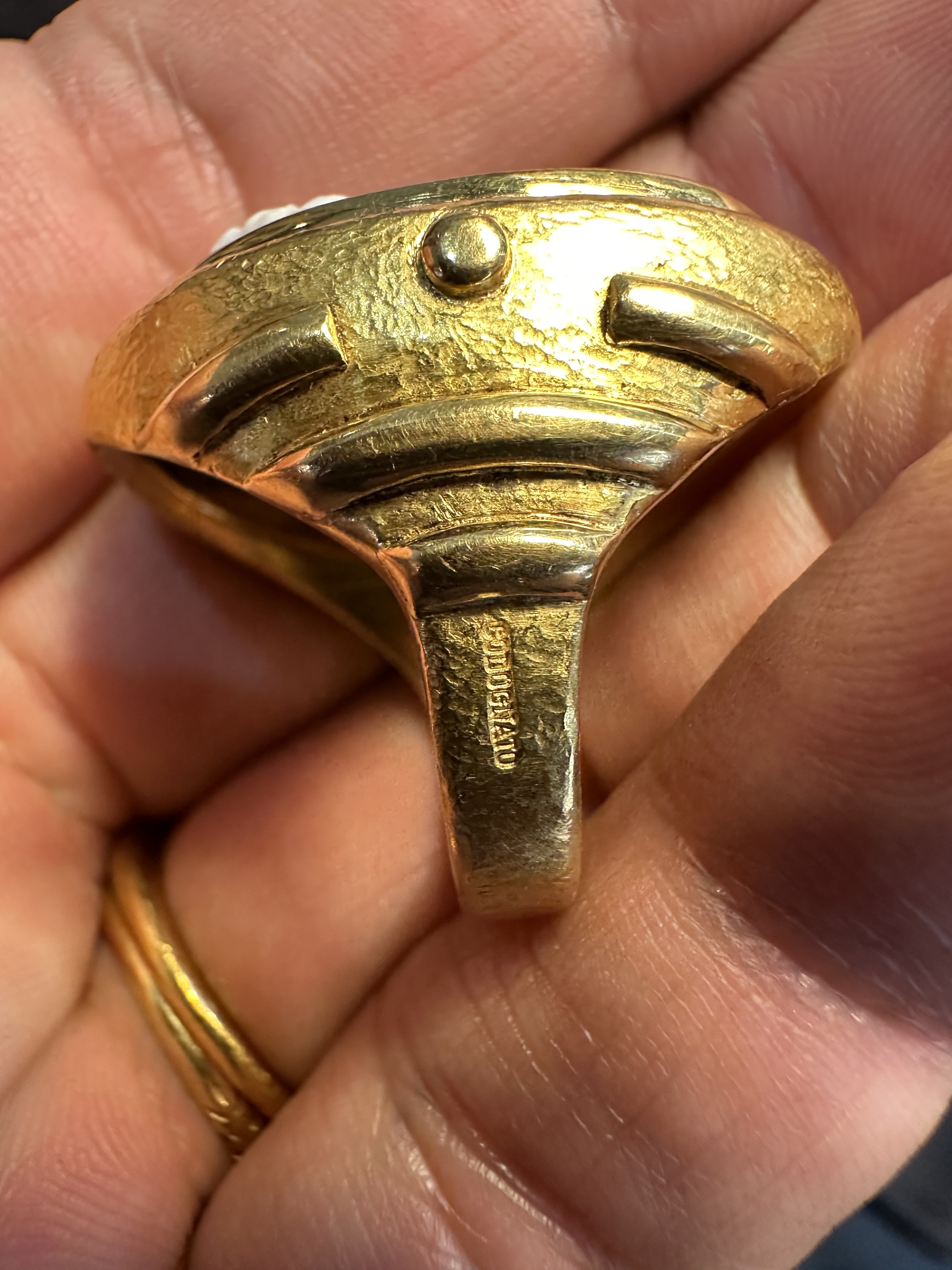 Attilio Codognato.  Bague camée sur agate néoclassique — Hercule jeune
Or jaune 18 carats — XXe siècle