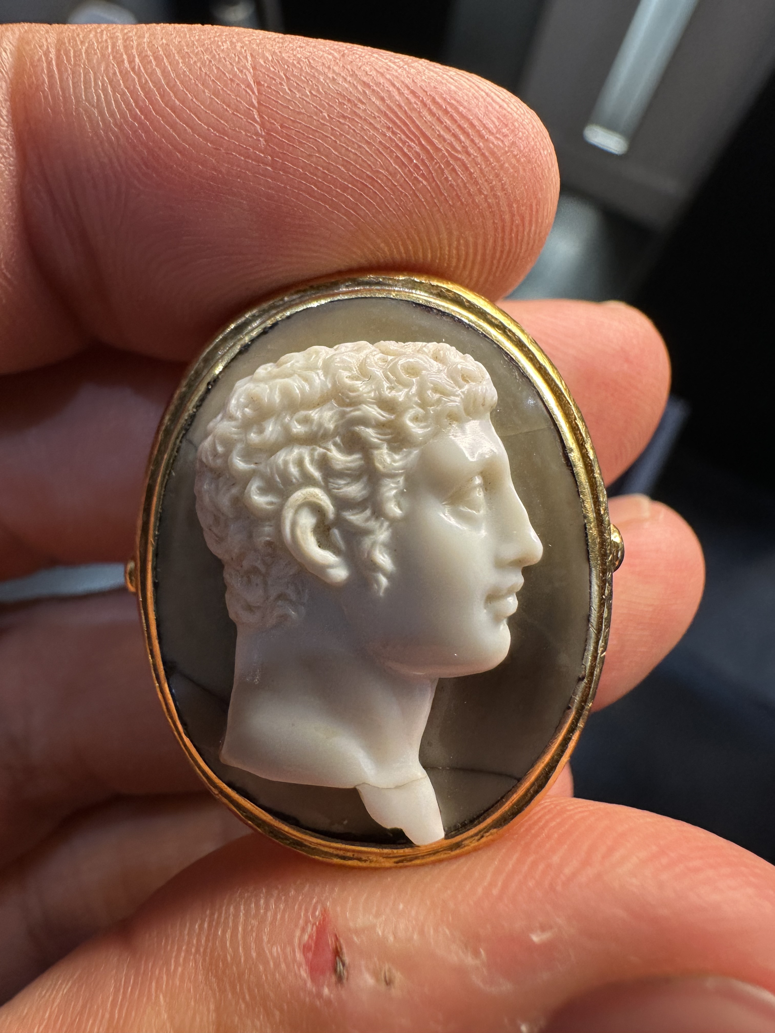 Attilio Codognato.  Bague camée sur agate néoclassique — Hercule jeune
Or jaune 18 carats — XXe siècle