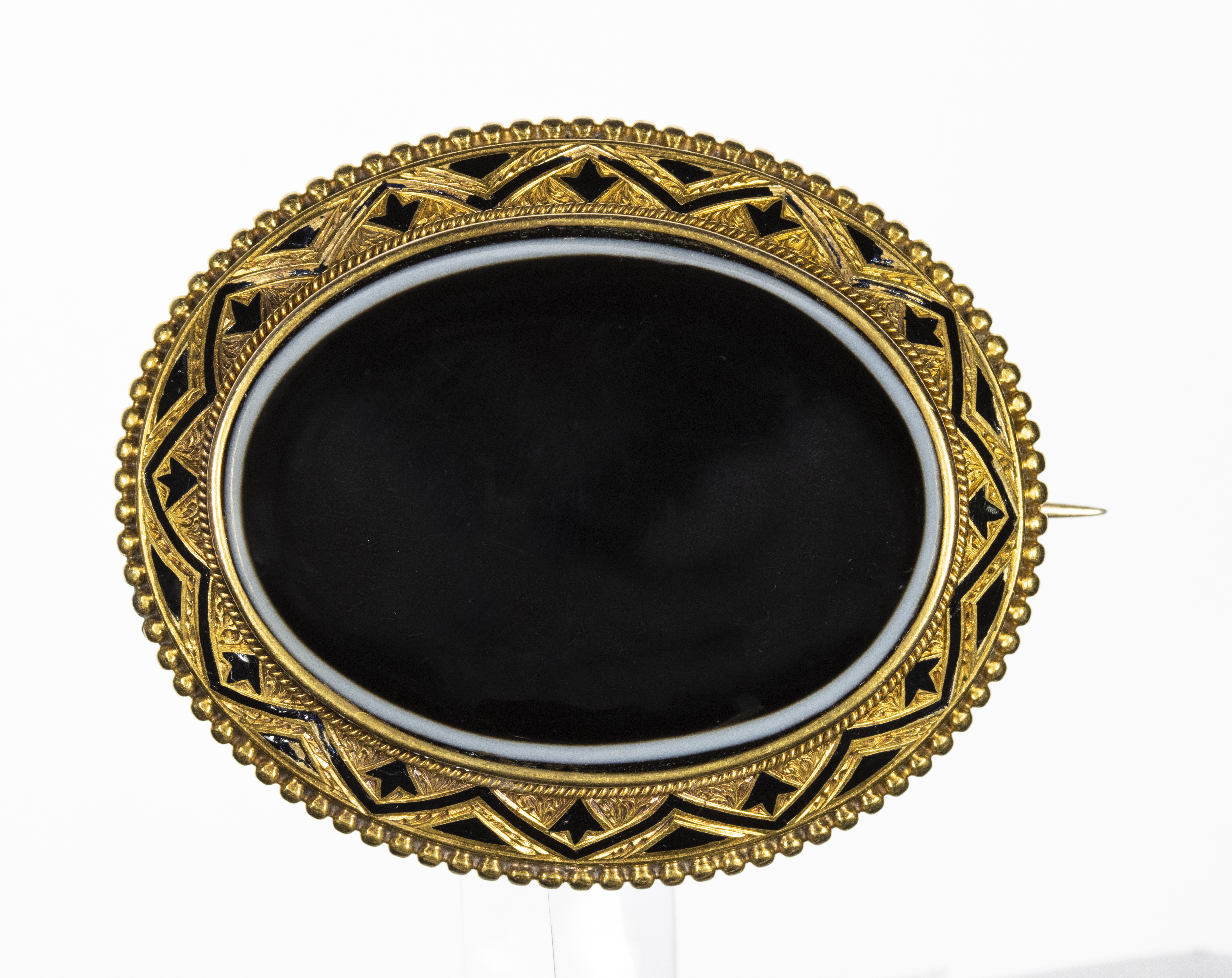 Elegant Victorian mourning gold and enamel brooch with central agate. (1870)