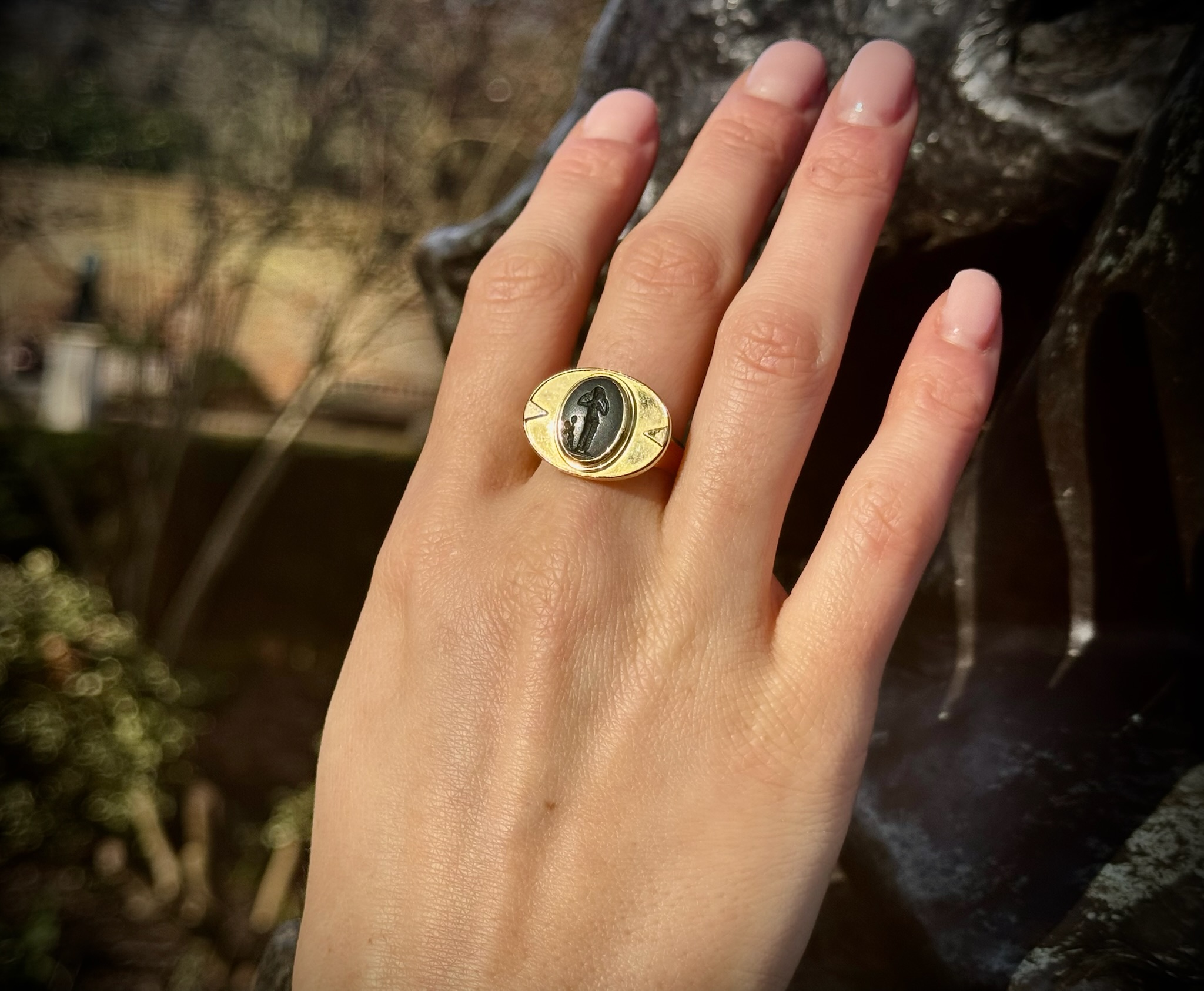 Roman imperial, Art Deco, An Art Deco gold ring with a roman bloodstone. Venus Anadyomene with Cupid.  (2nd century A.D. )