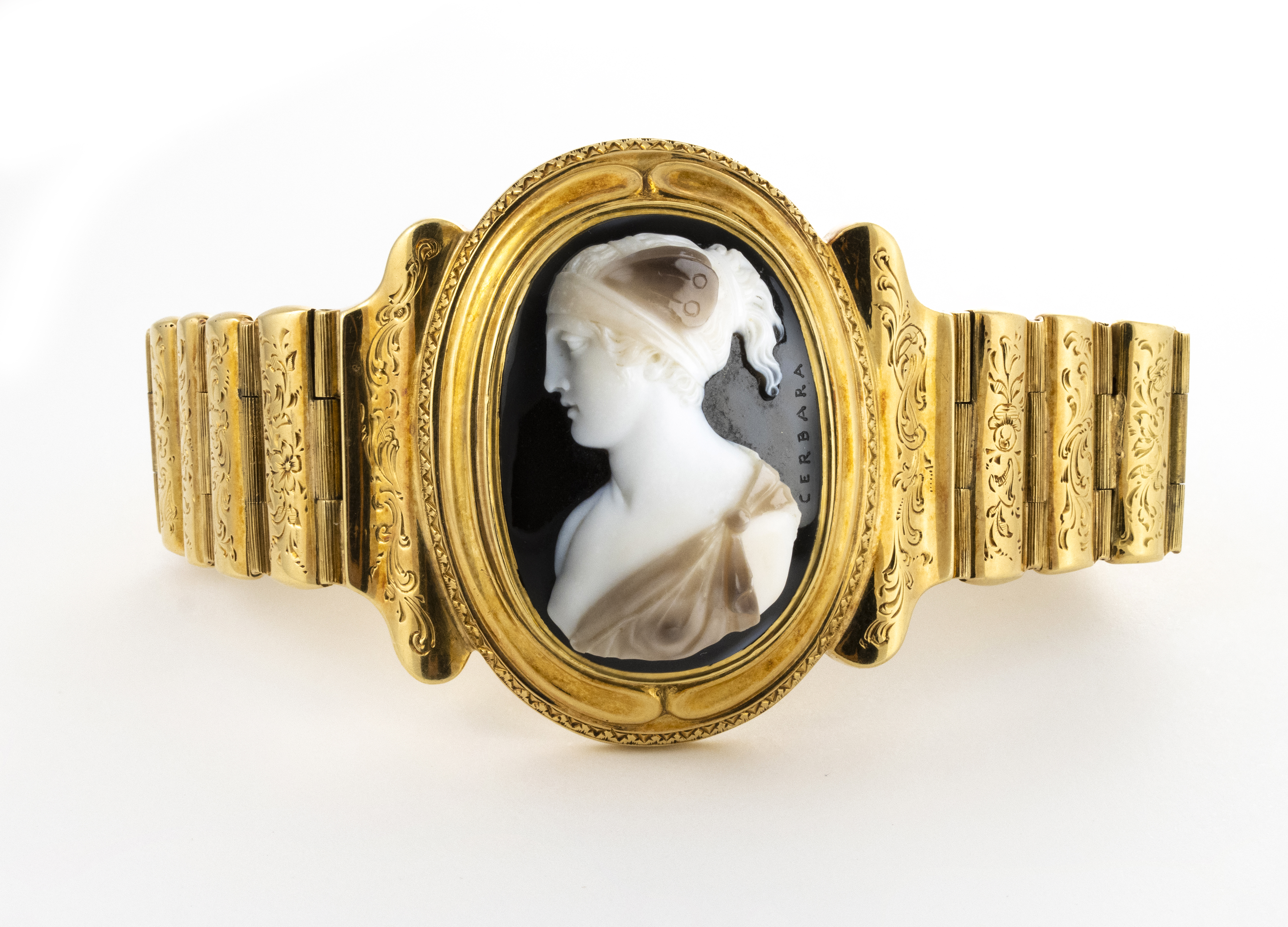 19th century, G. CERBARA (1770-1856). An agate cameo set in a 19th century articulated gold bracelet. Psyche.  (circa 1820)