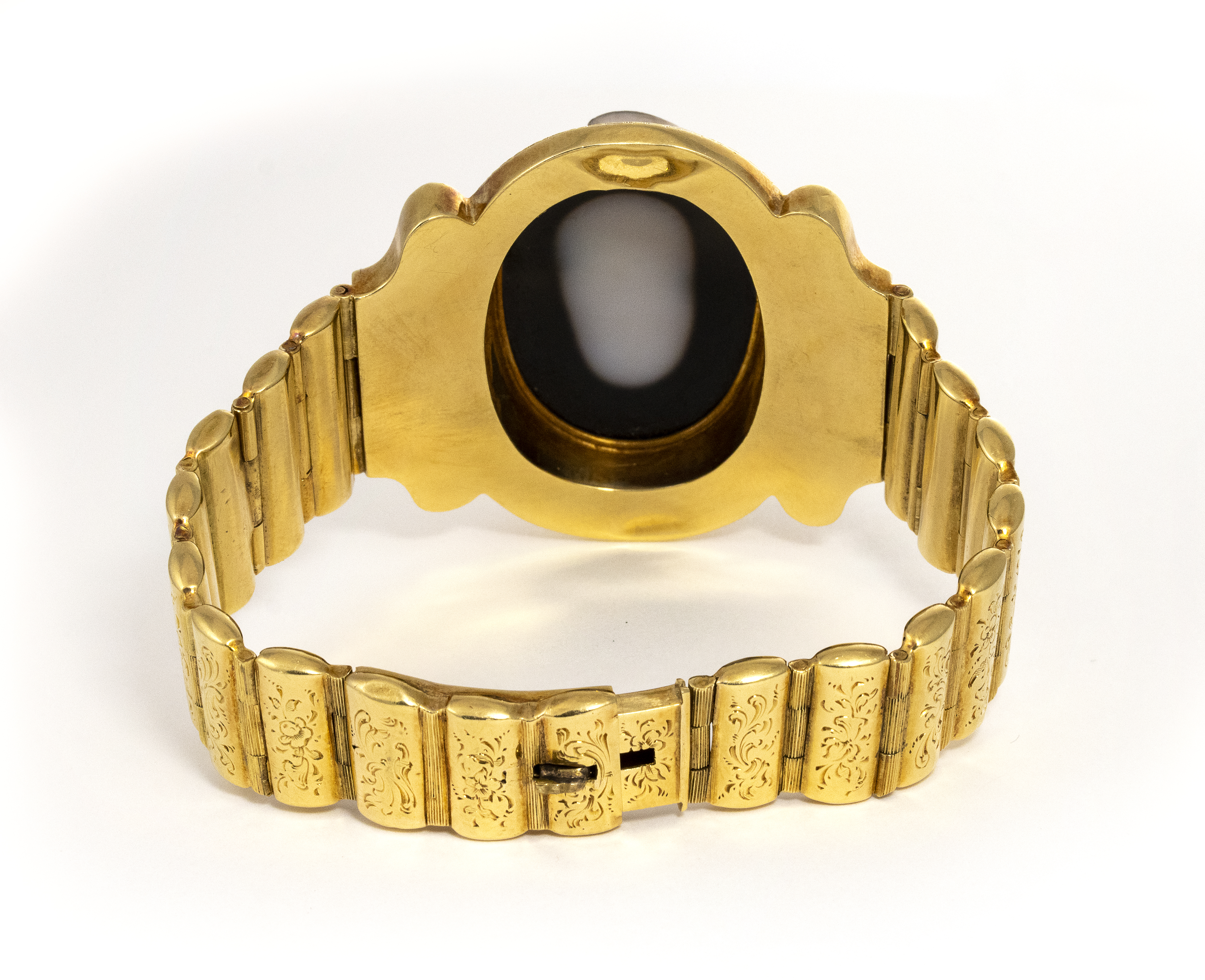 19th century, G. CERBARA (1770-1856). An agate cameo set in a 19th century articulated gold bracelet. Psyche.  (circa 1820)