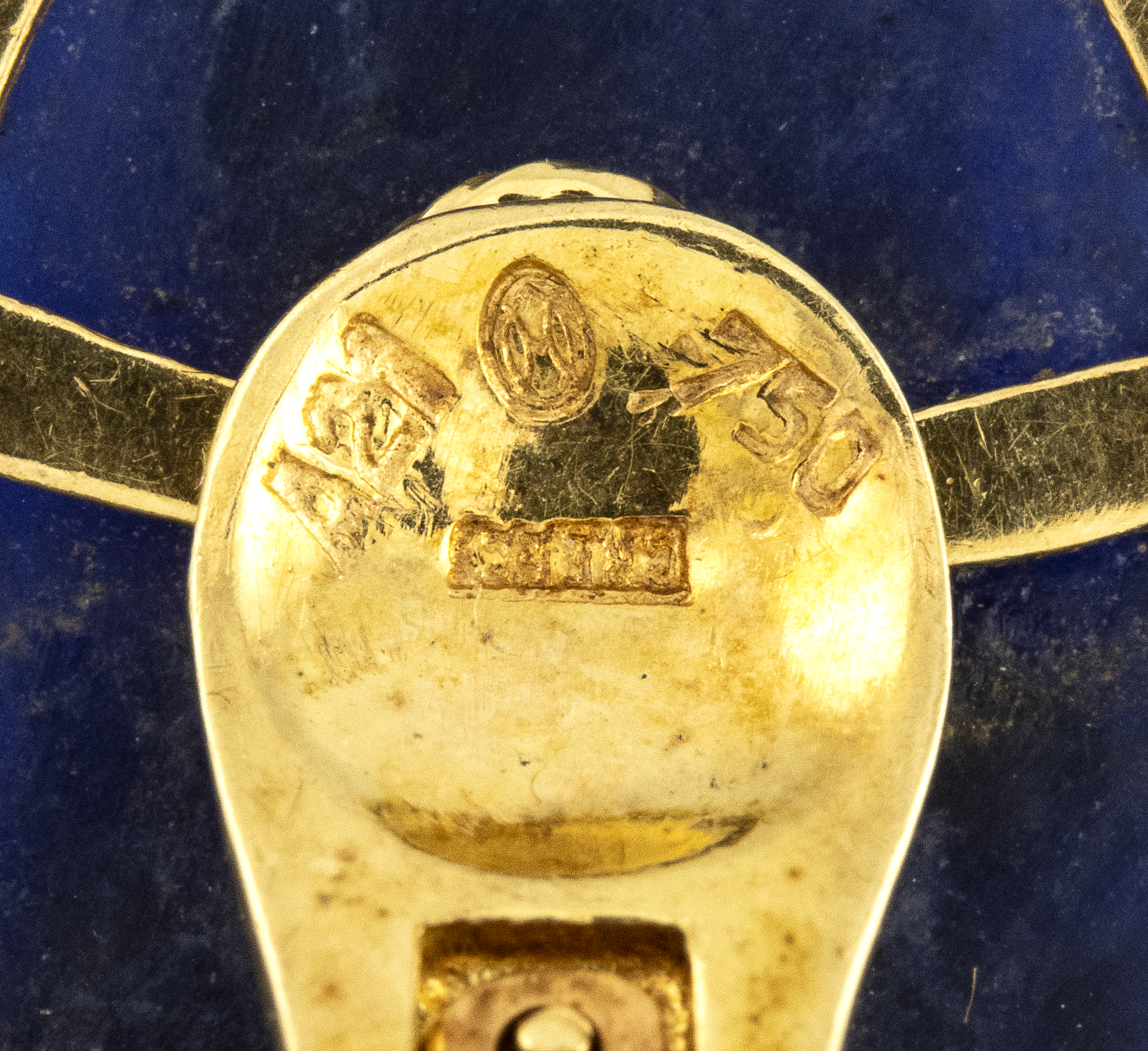 Ilias Lalaounis. Paire de boucles d'oreilles en or et sodalite. (1980s)