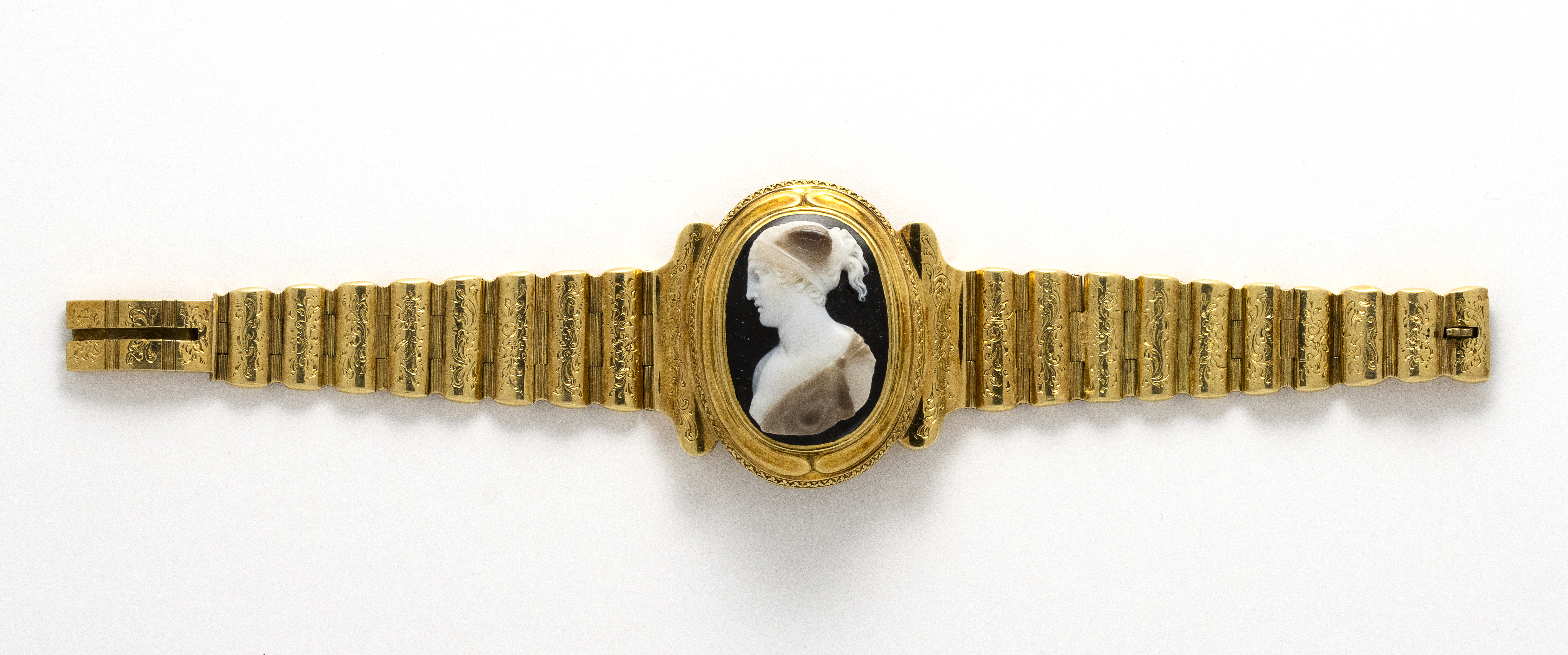 19th century, G. CERBARA (1770-1856). An agate cameo set in a 19th century articulated gold bracelet. Psyche.  (circa 1820)