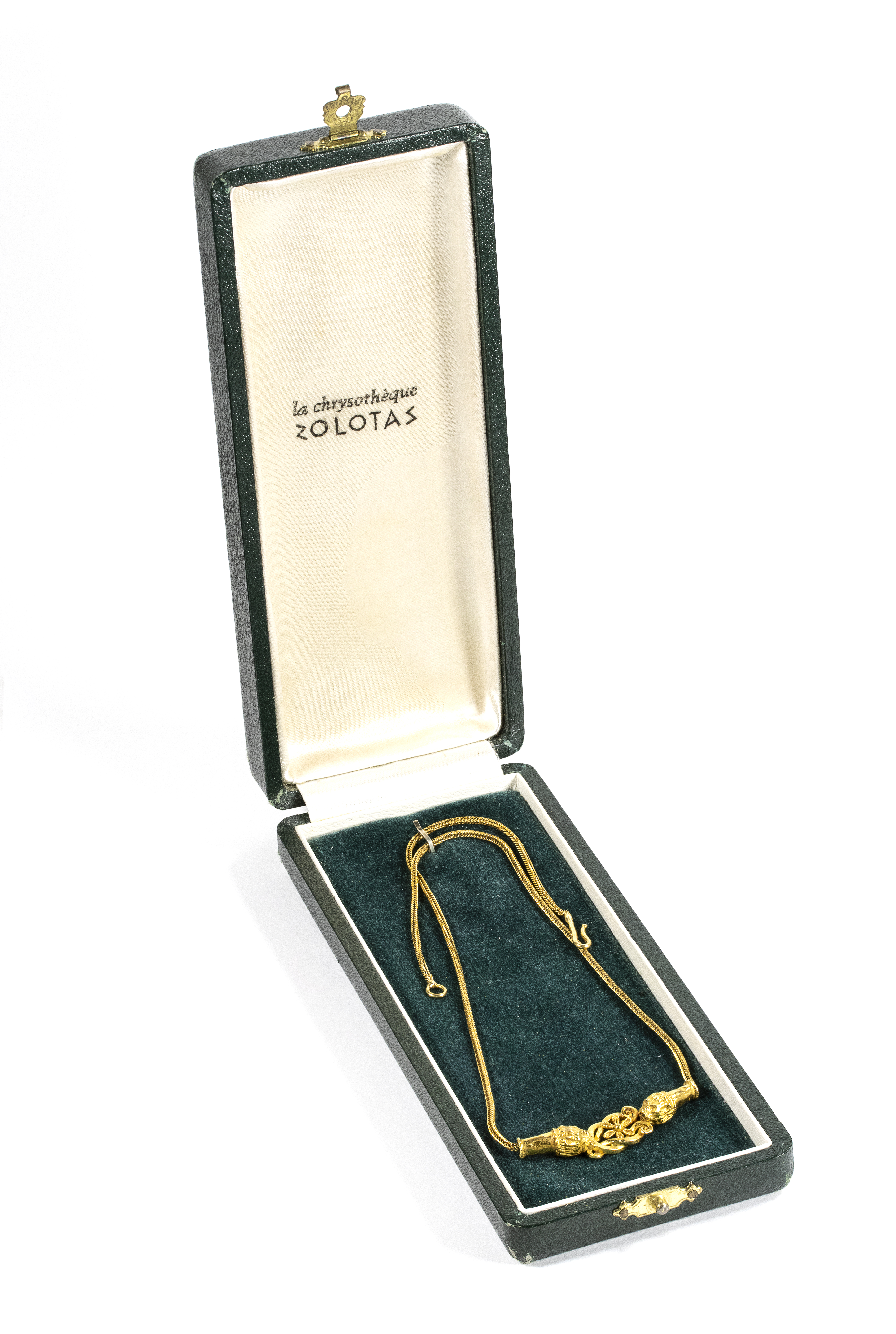 20th century, ZOLOTAS. La Chrysothèque. An 18k gold necklace with Herakles knot. 