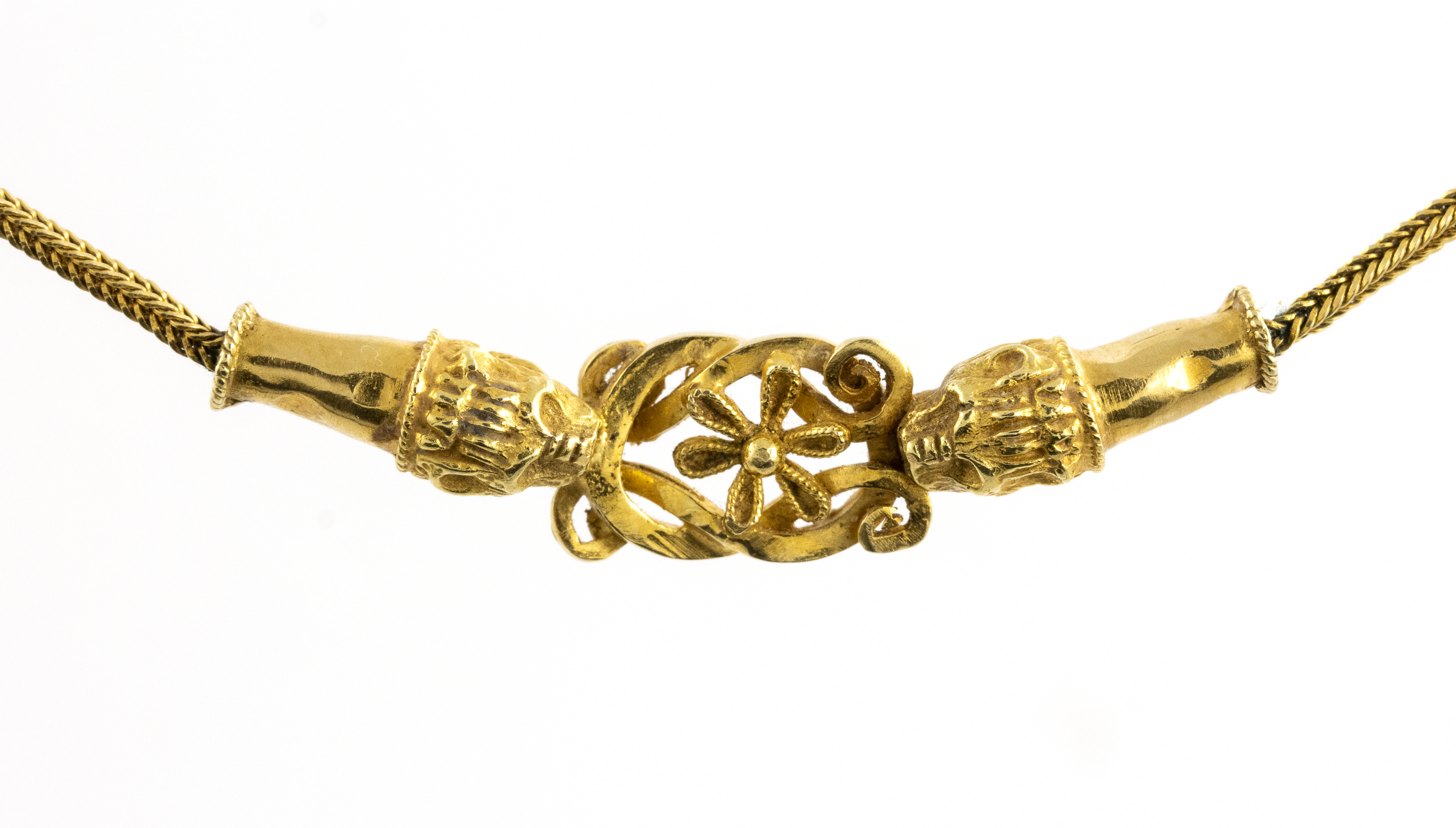 20th century, ZOLOTAS. La Chrysothèque. An 18k gold necklace with Herakles knot. 