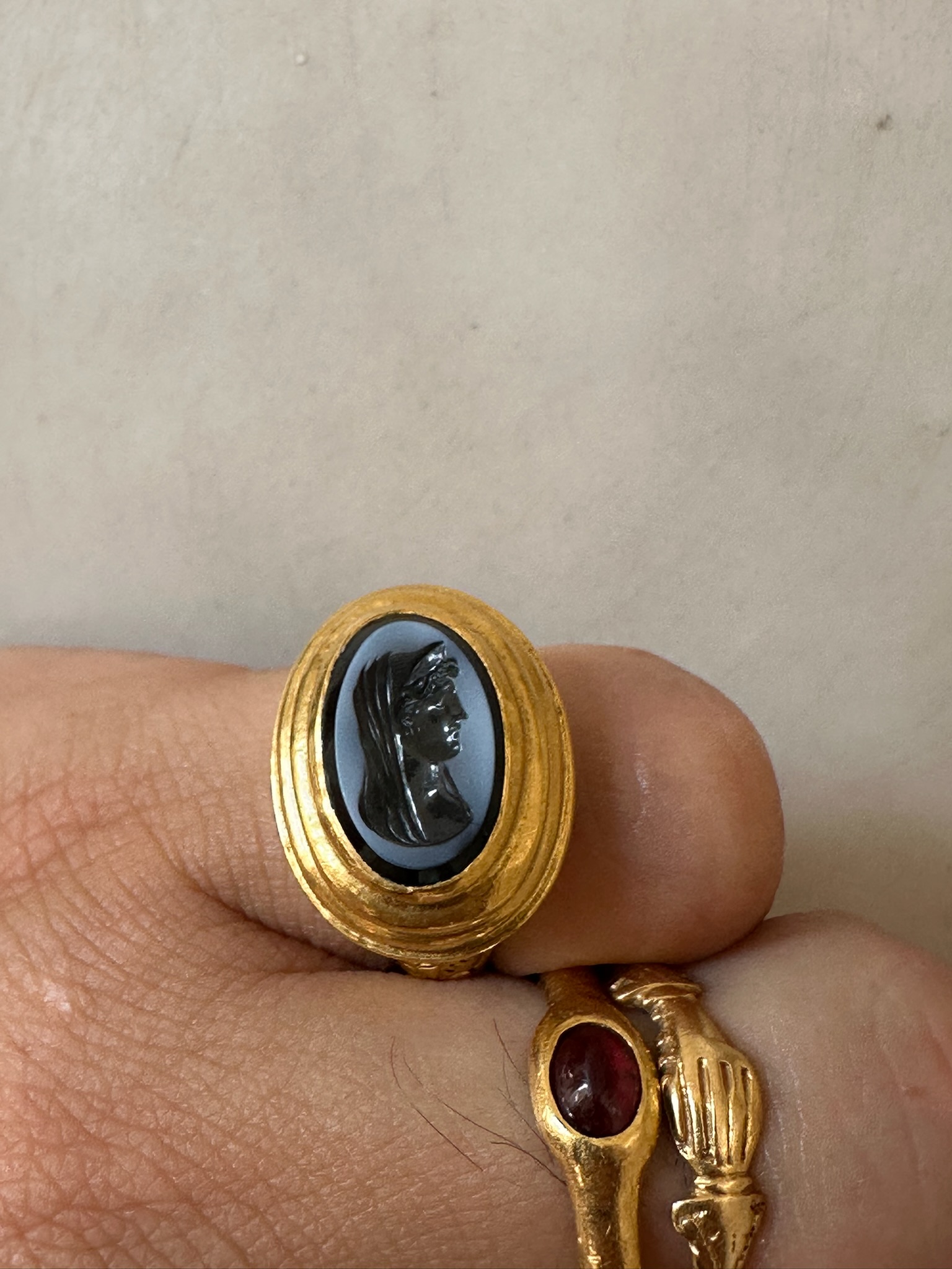 A 19th c. massive gold ring set with a nicolo intaglio. Veiled Juno. 