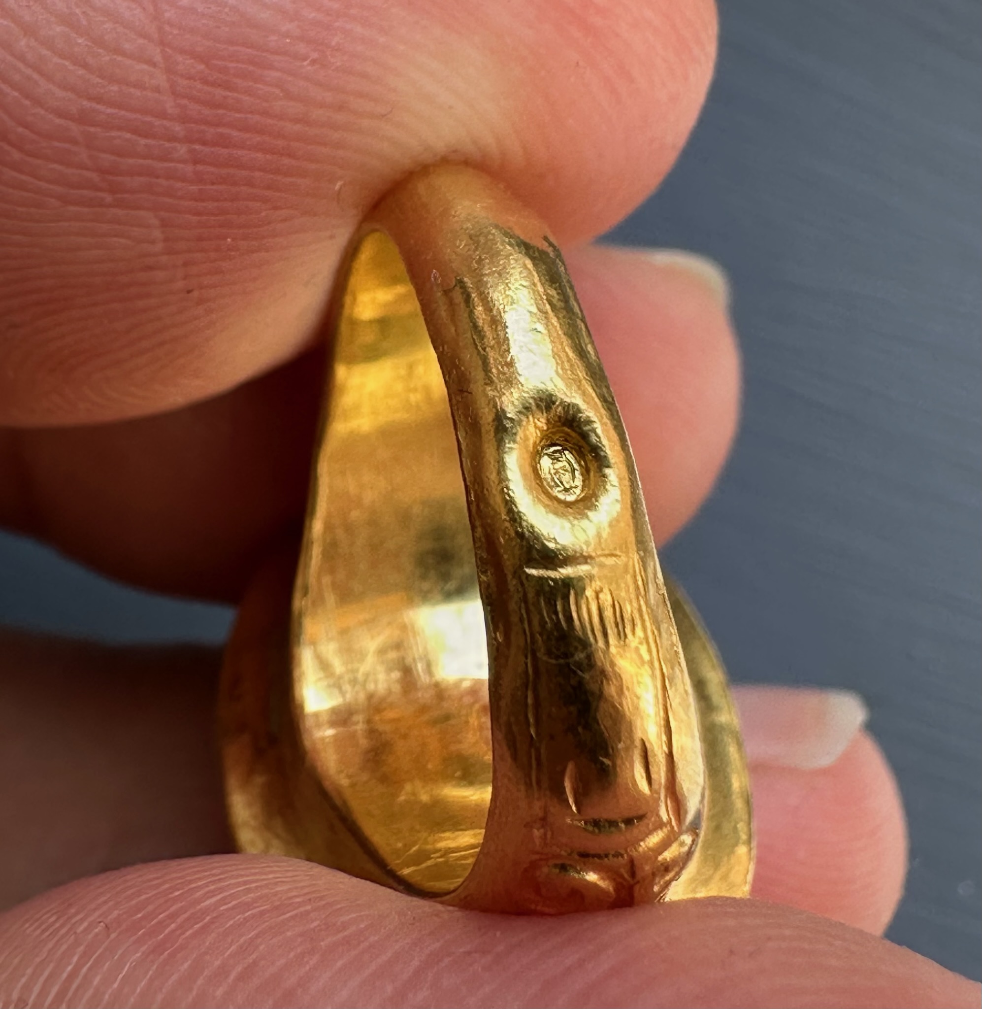 A 19th c. massive gold ring set with a nicolo intaglio. Veiled Juno. 