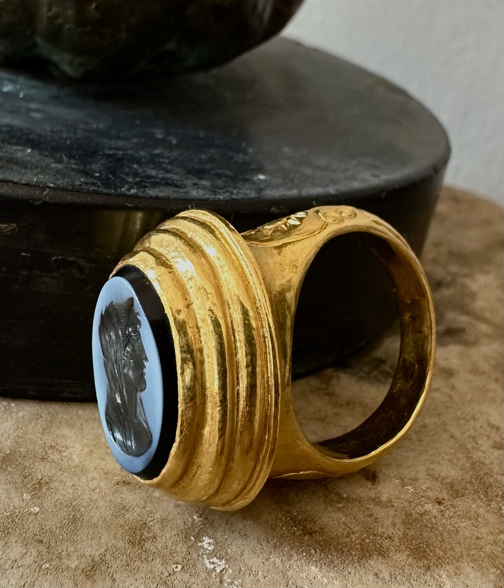 A 19th c. massive gold ring set with a nicolo intaglio. Veiled Juno. 