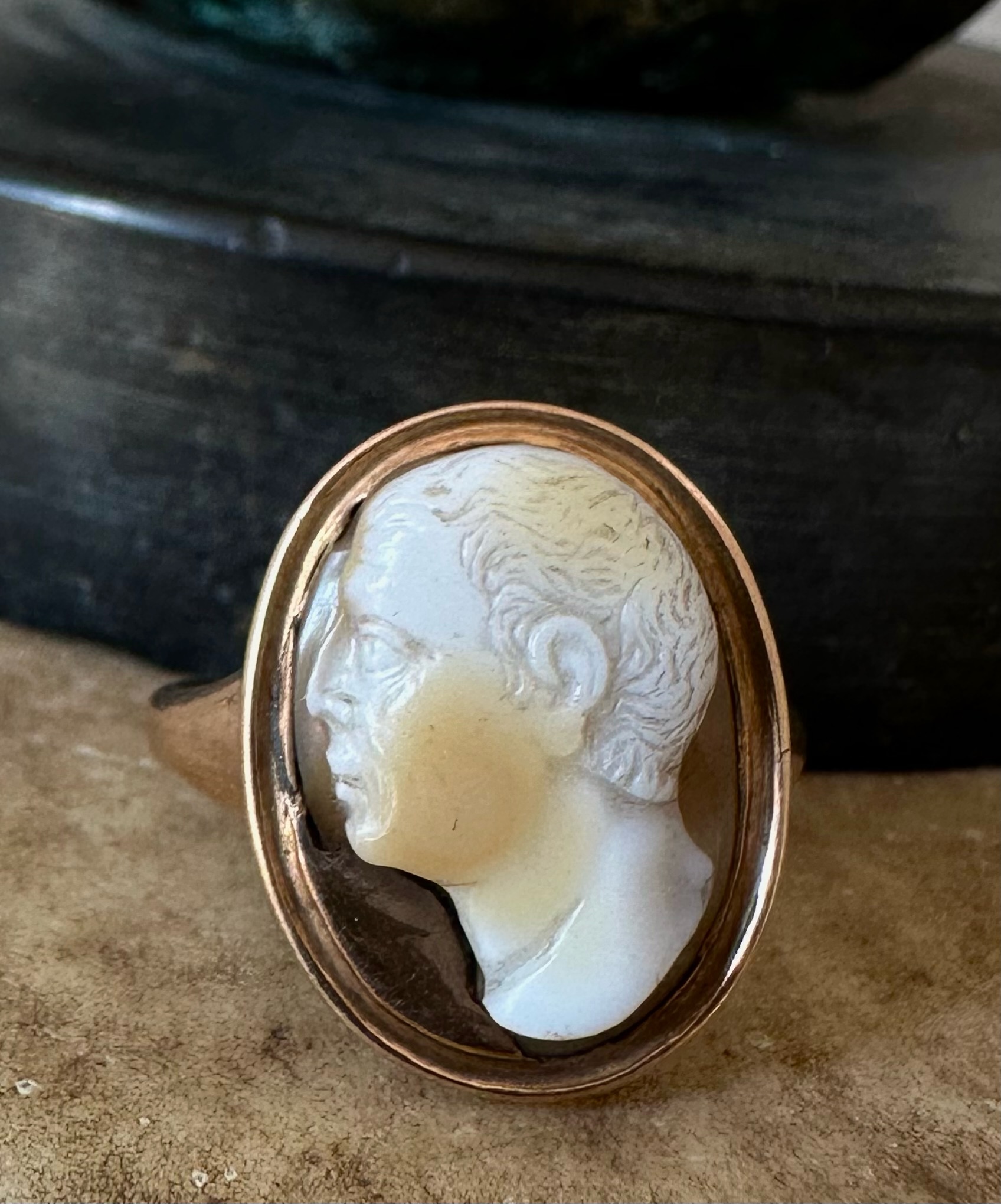 Camée en sardonyx de la fin de la Renaissance, monté sur une bague en or postérieure. Buste d'un Romain âgé, d'après le portrait républicain.