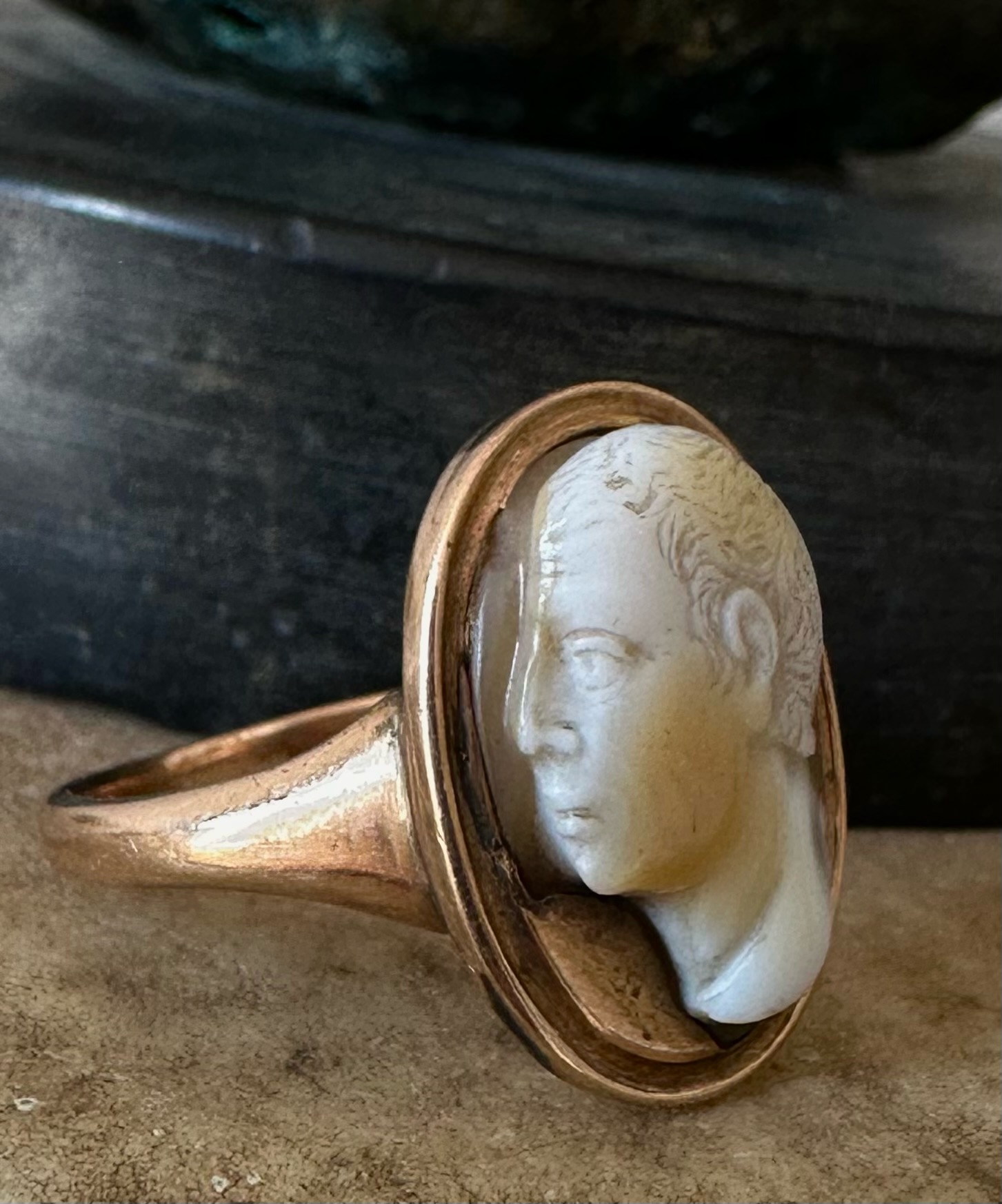 Camée en sardonyx de la fin de la Renaissance, monté sur une bague en or postérieure. Buste d'un Romain âgé, d'après le portrait républicain.