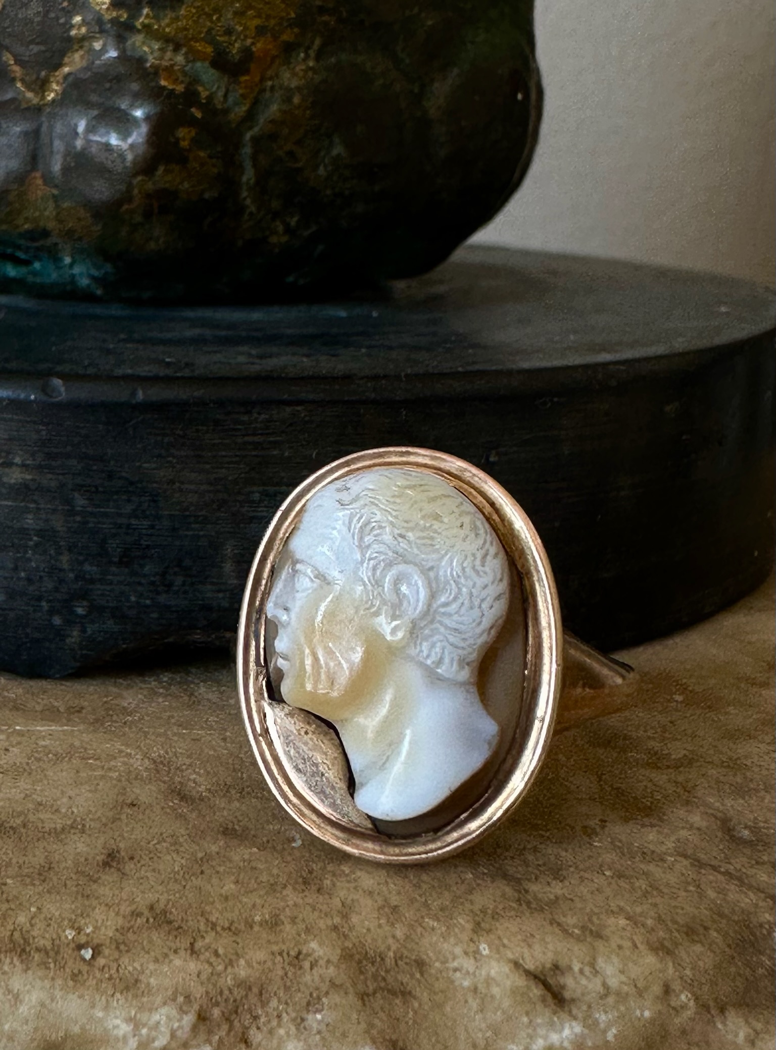 Camée en sardonyx de la fin de la Renaissance, monté sur une bague en or postérieure. Buste d'un Romain âgé, d'après le portrait républicain.