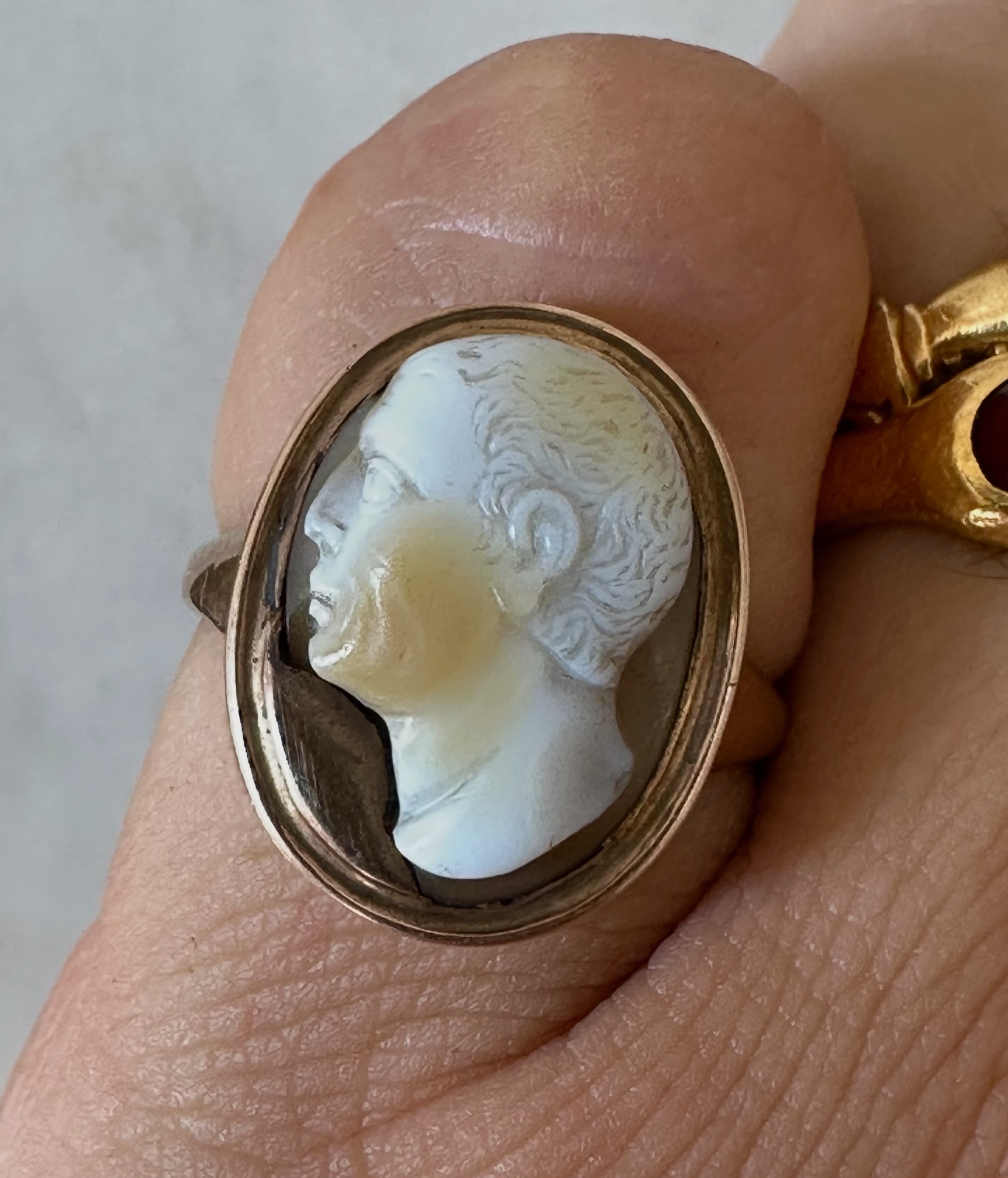 Camée en sardonyx de la fin de la Renaissance, monté sur une bague en or postérieure. Buste d'un Romain âgé, d'après le portrait républicain.