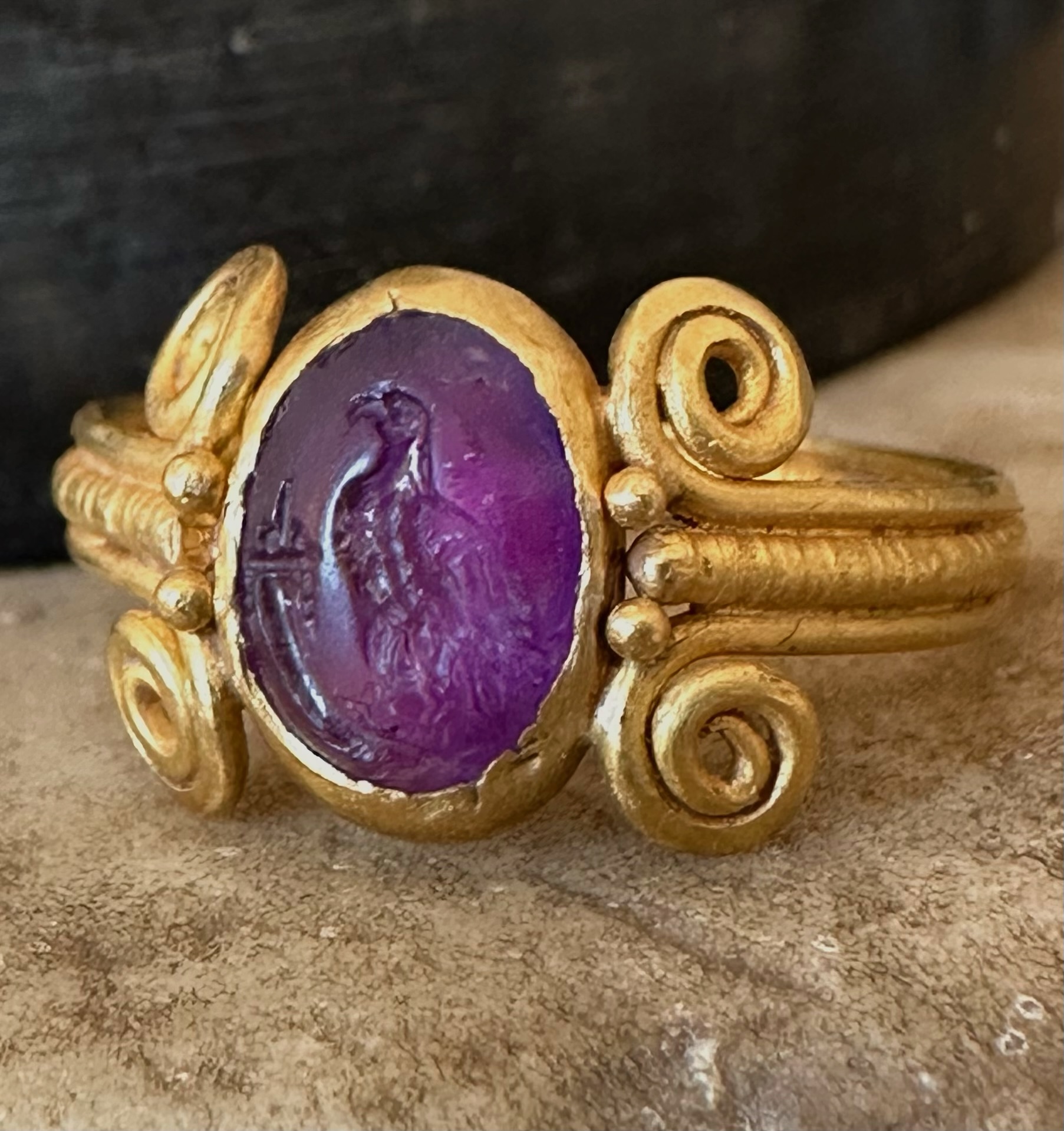 Intaille romaine en améthyste montée sur une bague en or de l'Antiquité tardive. Aigle à la corne d'abondance.