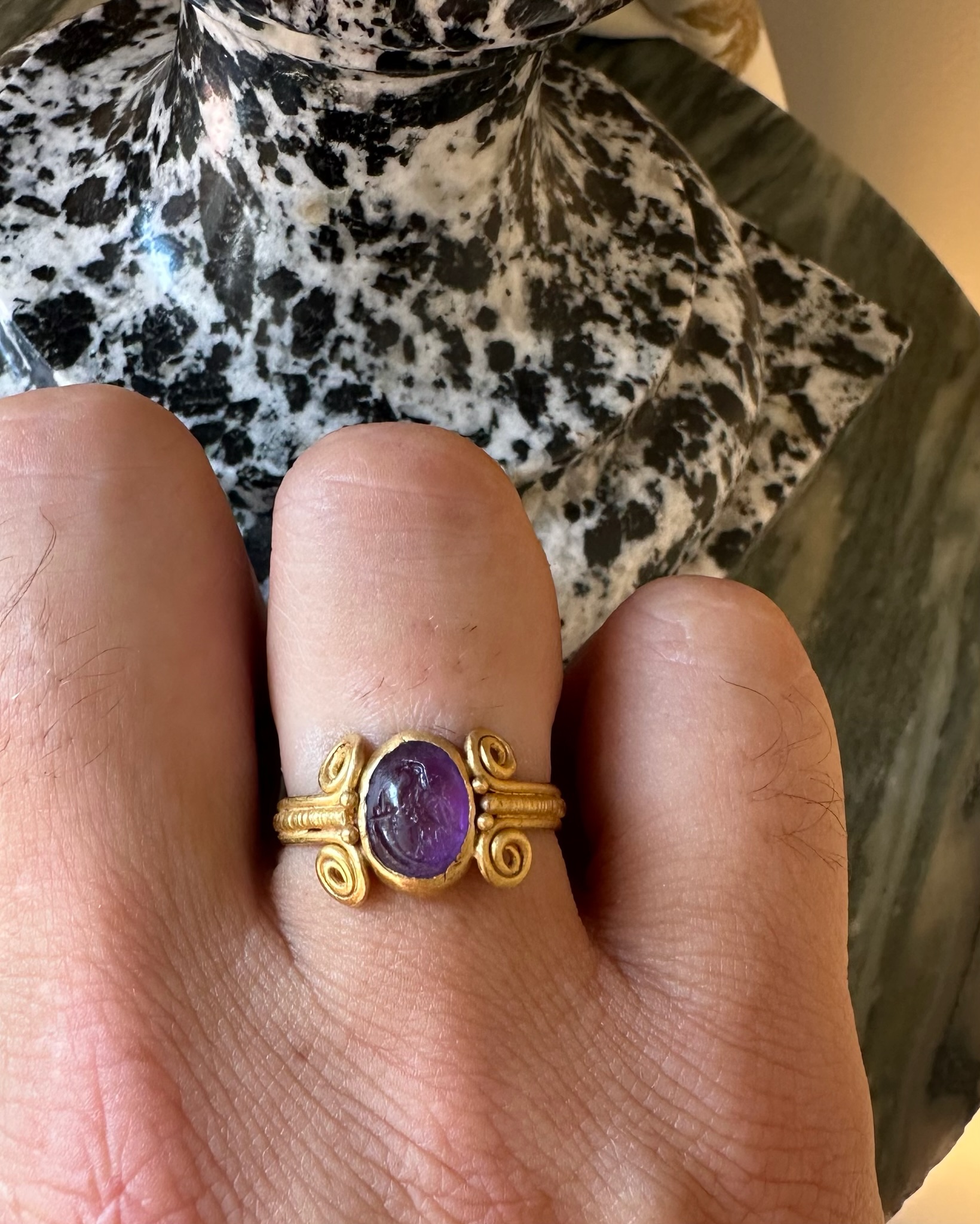 Intaille romaine en améthyste montée sur une bague en or de l'Antiquité tardive. Aigle à la corne d'abondance.