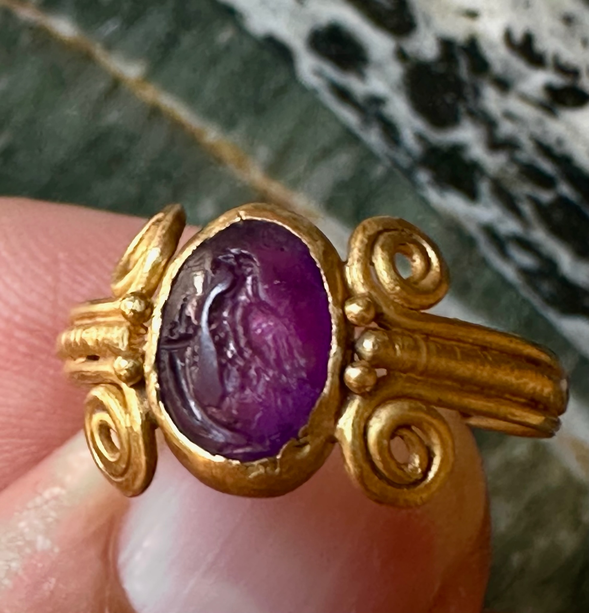 Intaille romaine en améthyste montée sur une bague en or de l'Antiquité tardive. Aigle à la corne d'abondance.
