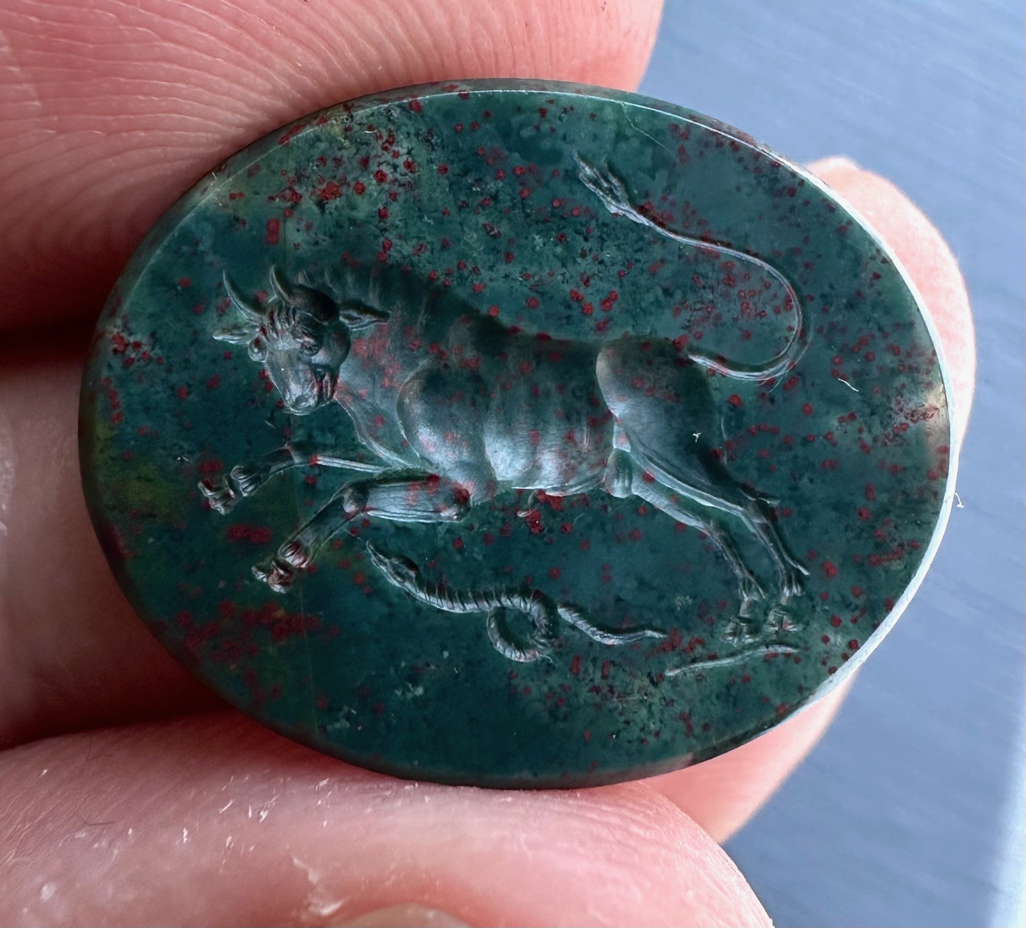 Large intaille hellénistique sur héliotrope. Taureau foulant un serpent.