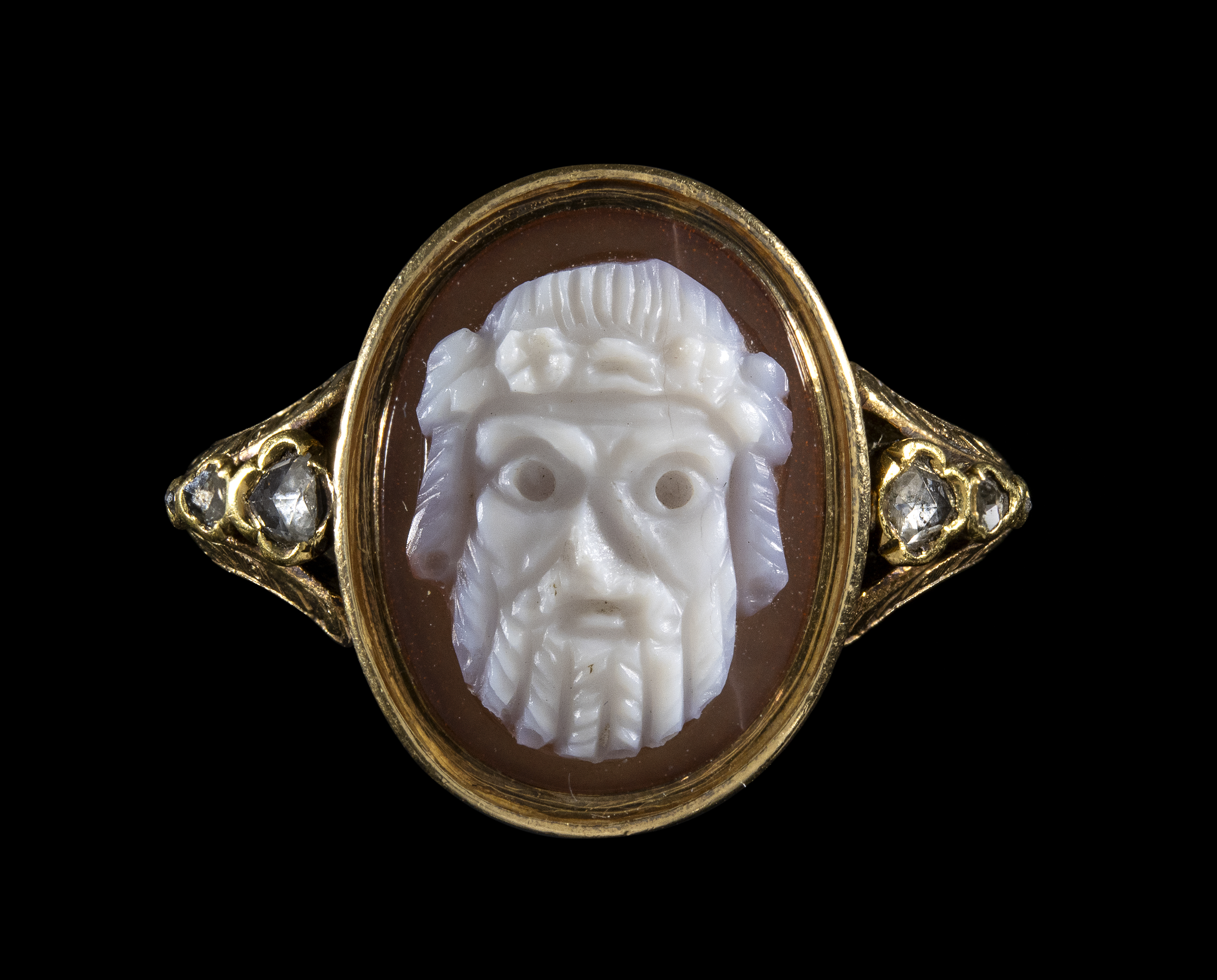 Bague en or XIXe sertie d'un camée sur agate Renaissance ou antérieur. Masque de théâtre dionysiaque.