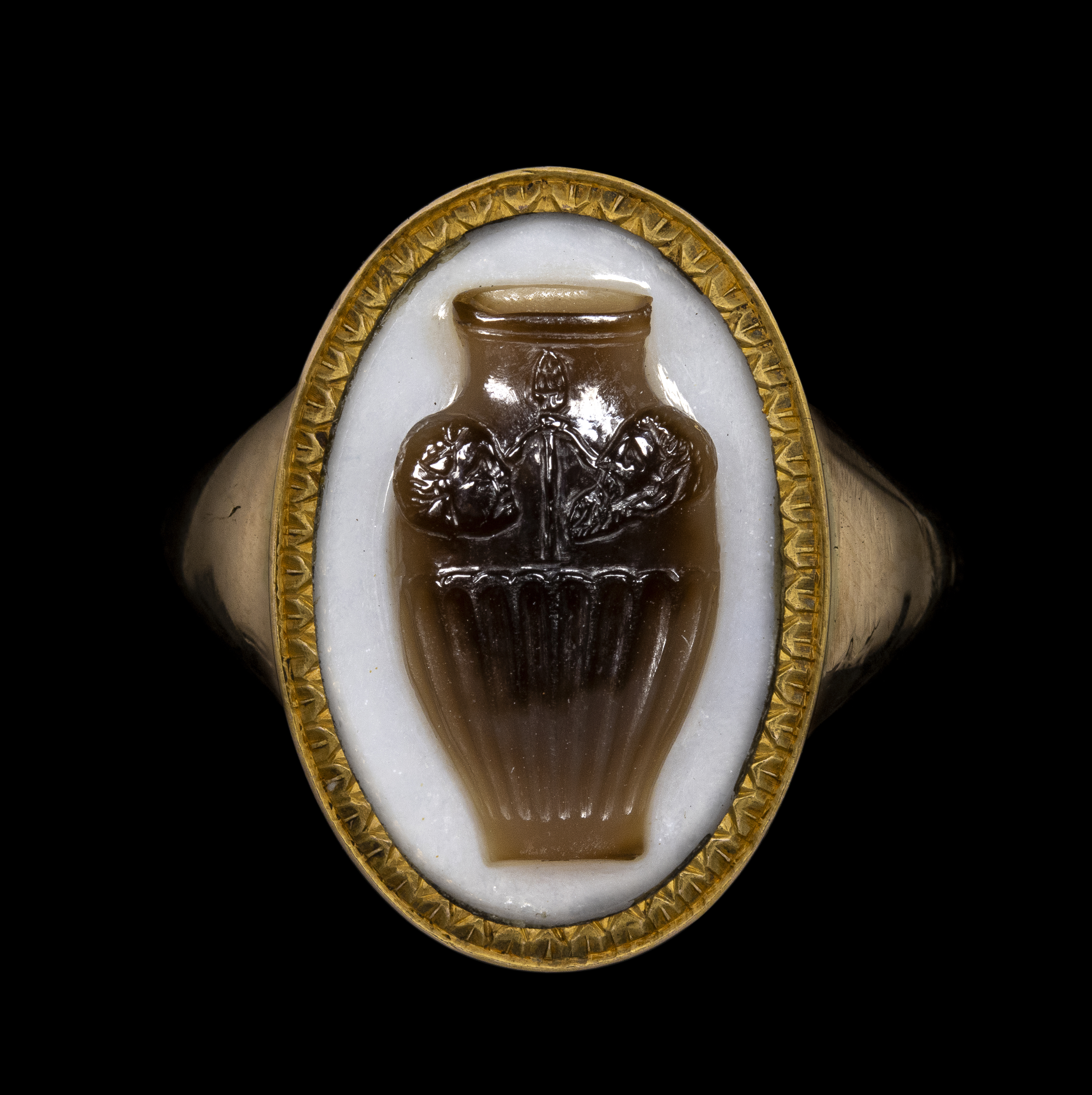 Grand Tour, Neoclassical, An exquisite Grand Tour gold ring set with a neoclassical sardonyx cameo. Vase. 