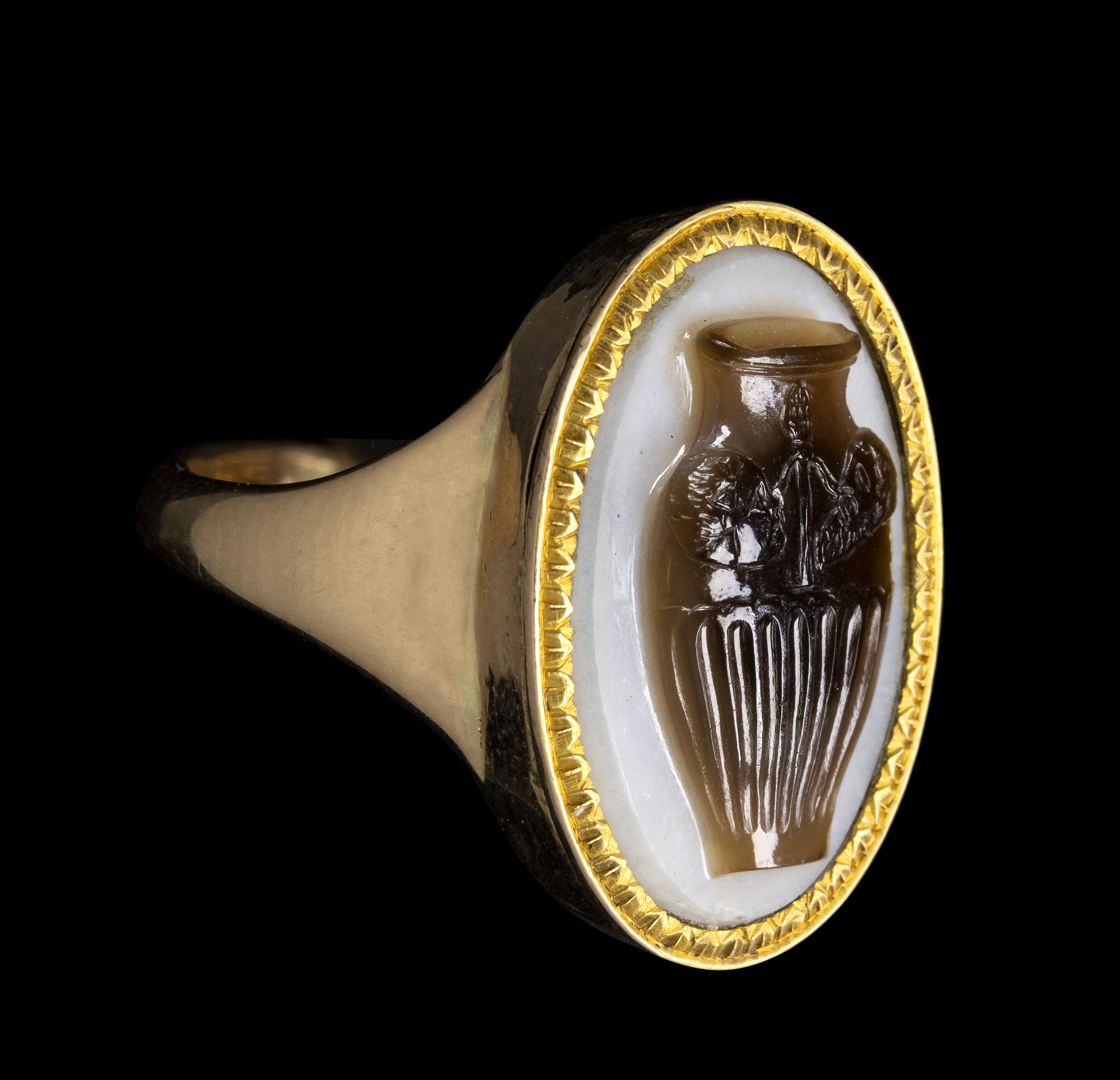 Grand Tour, Neoclassical, An exquisite Grand Tour gold ring set with a neoclassical sardonyx cameo. Vase. 
