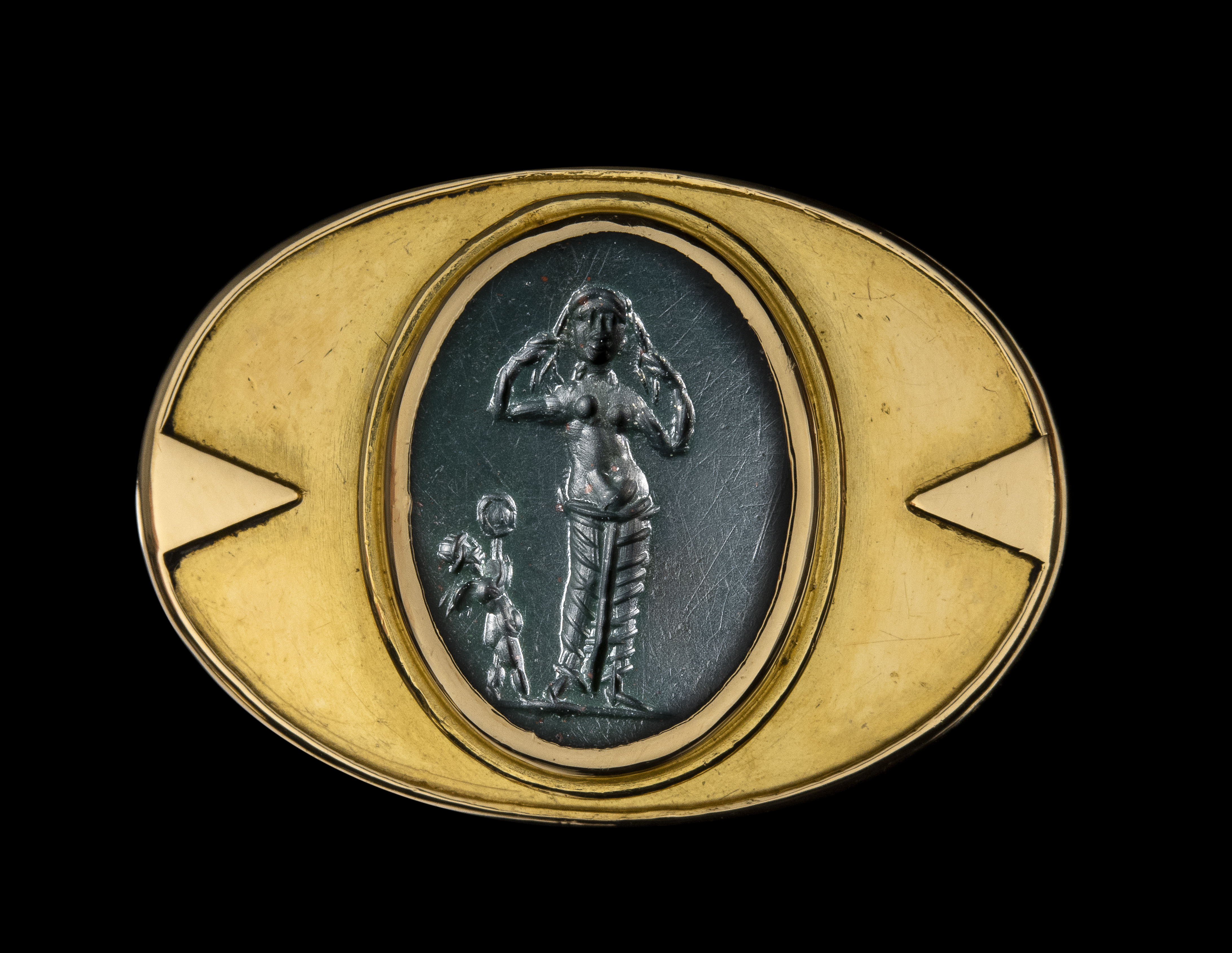 Roman imperial, Art Deco, An Art Deco gold ring with a roman bloodstone. Venus Anadyomene with Cupid.  (2nd century A.D. )