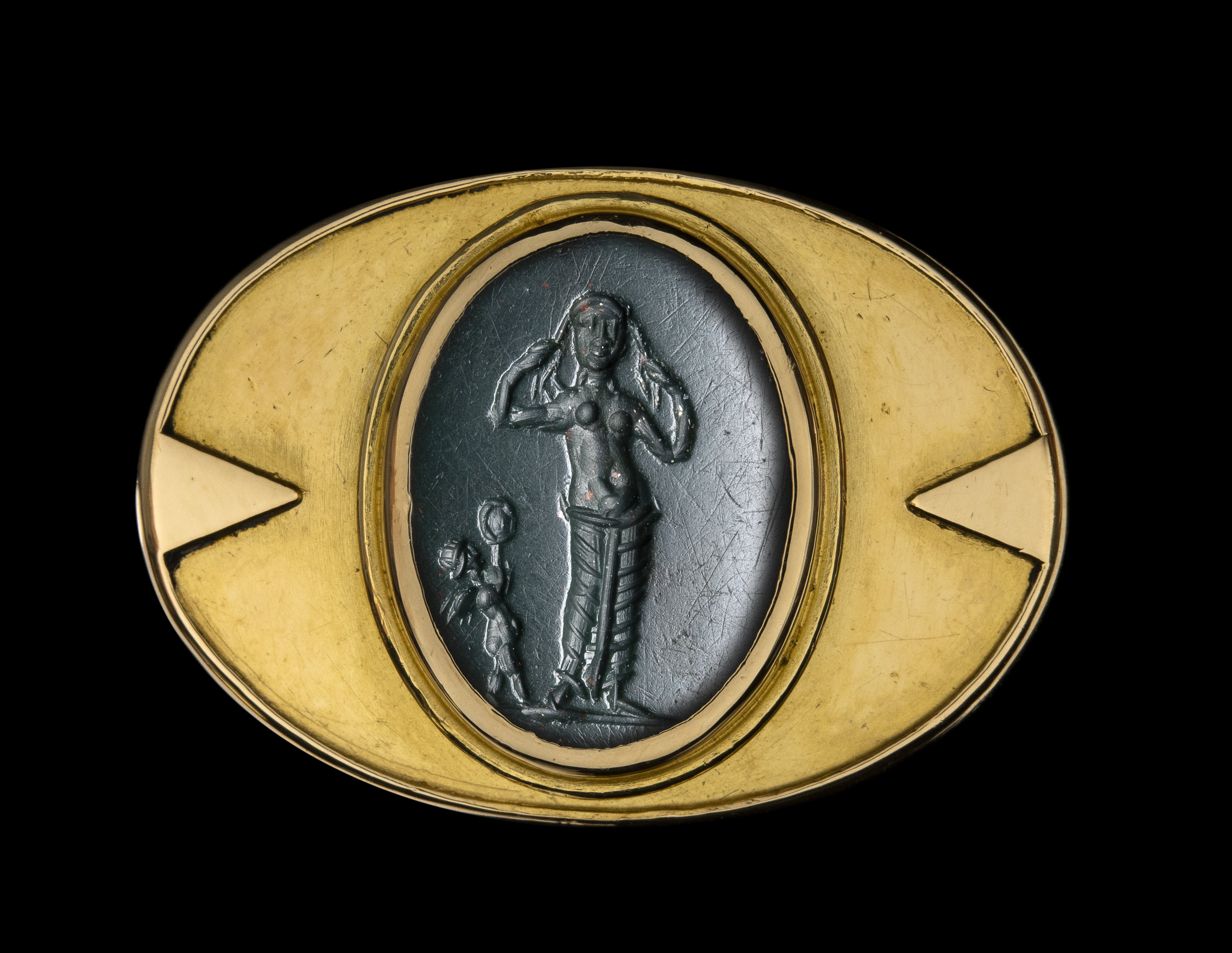 Roman imperial, Art Deco, An Art Deco gold ring with a roman bloodstone. Venus Anadyomene with Cupid.  (2nd century A.D. )