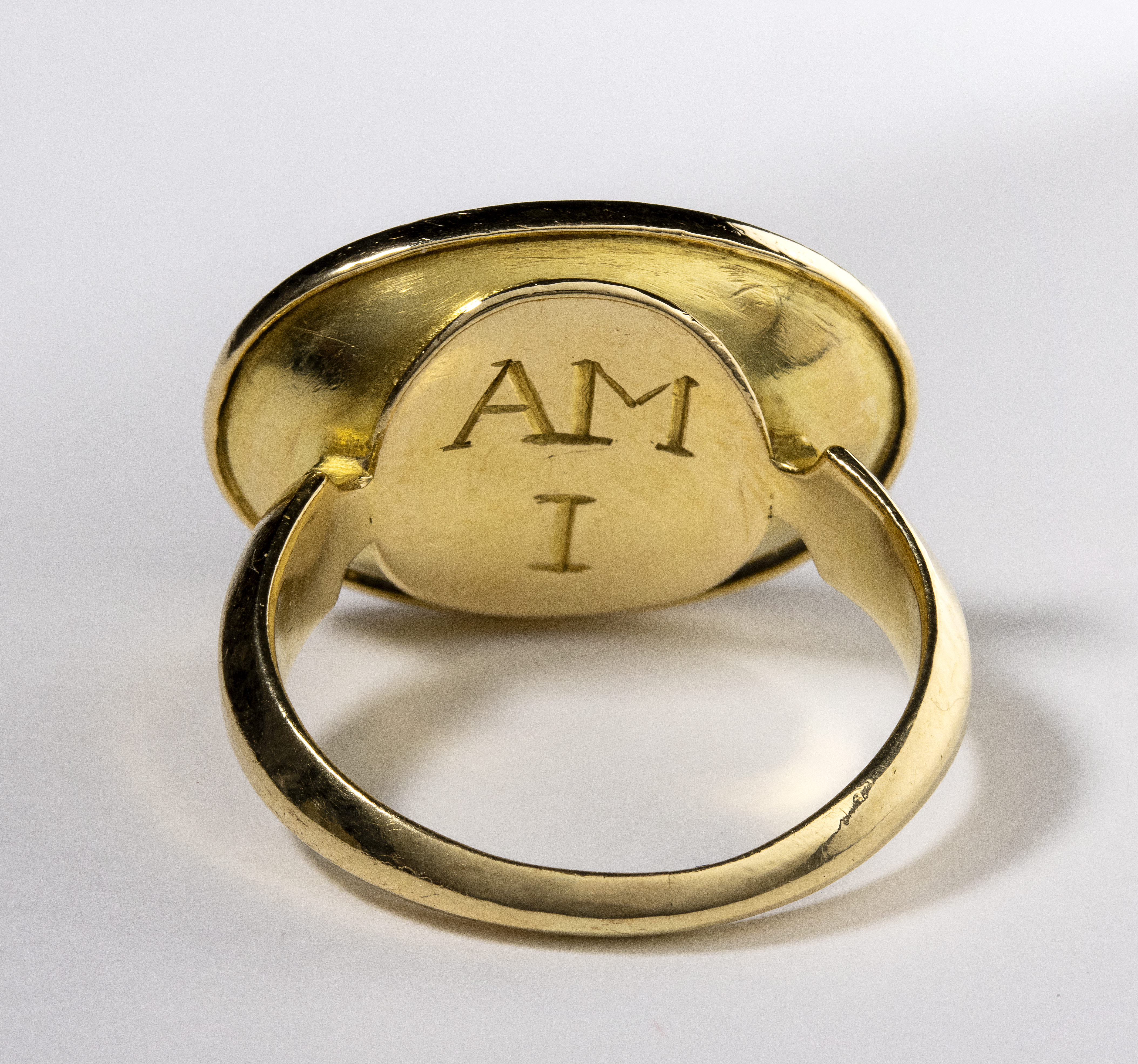 Roman imperial, Art Deco, An Art Deco gold ring with a roman bloodstone. Venus Anadyomene with Cupid.  (2nd century A.D. )