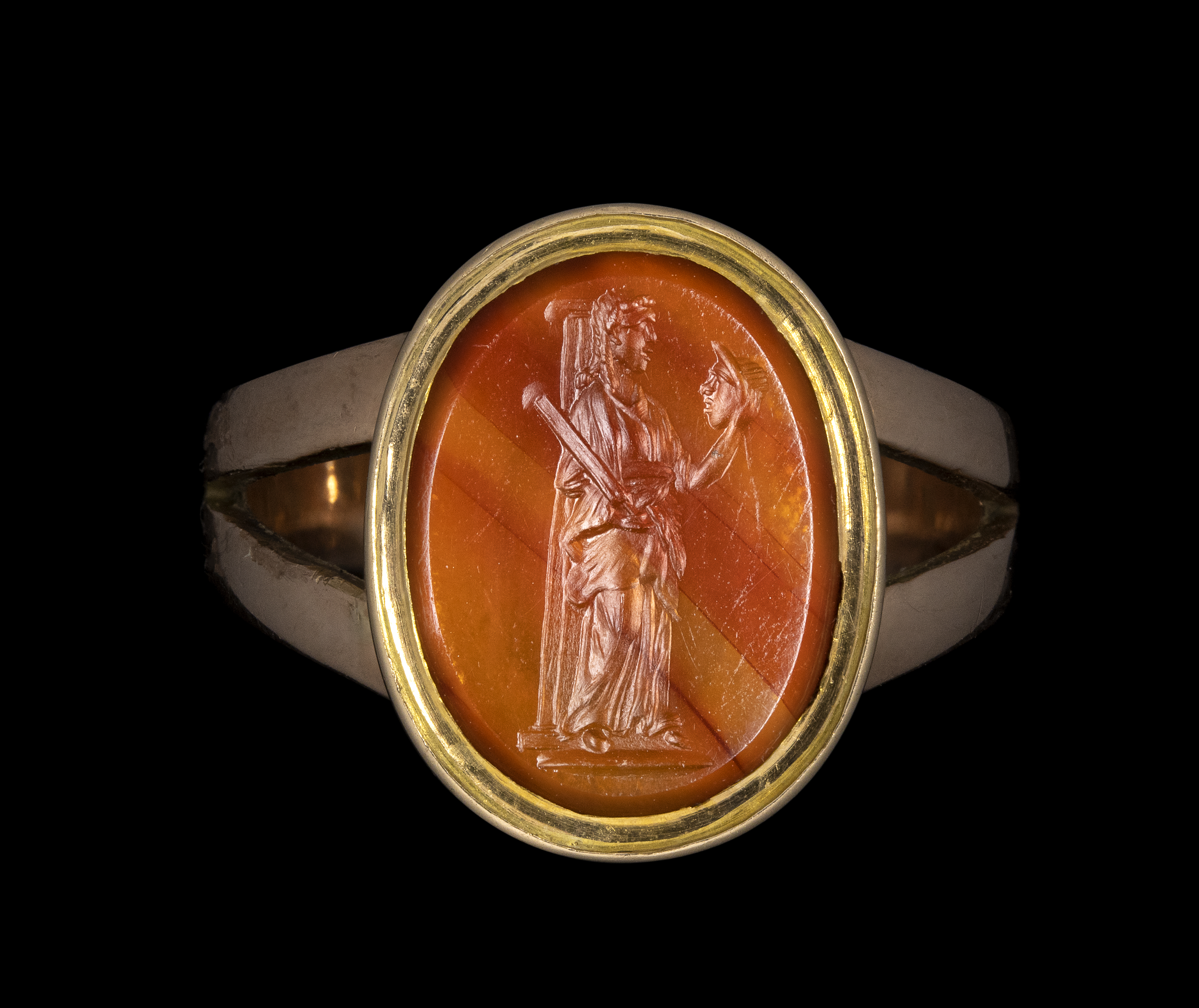 Bague en or XIXe s. sertie d'une intaille romaine sur cornaline. Melpomène, muse de la tragédie
