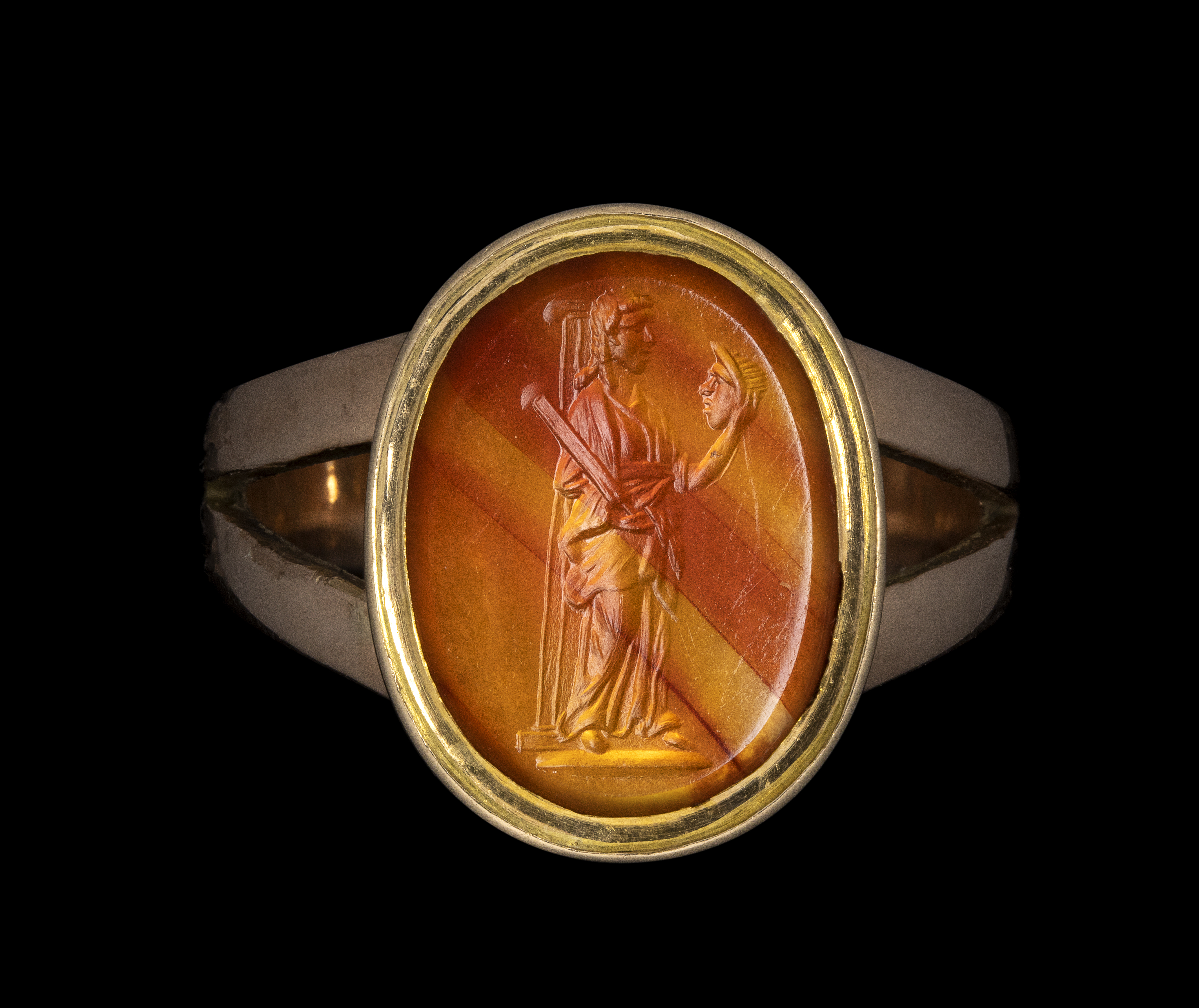 Bague en or XIXe s. sertie d'une intaille romaine sur cornaline. Melpomène, muse de la tragédie