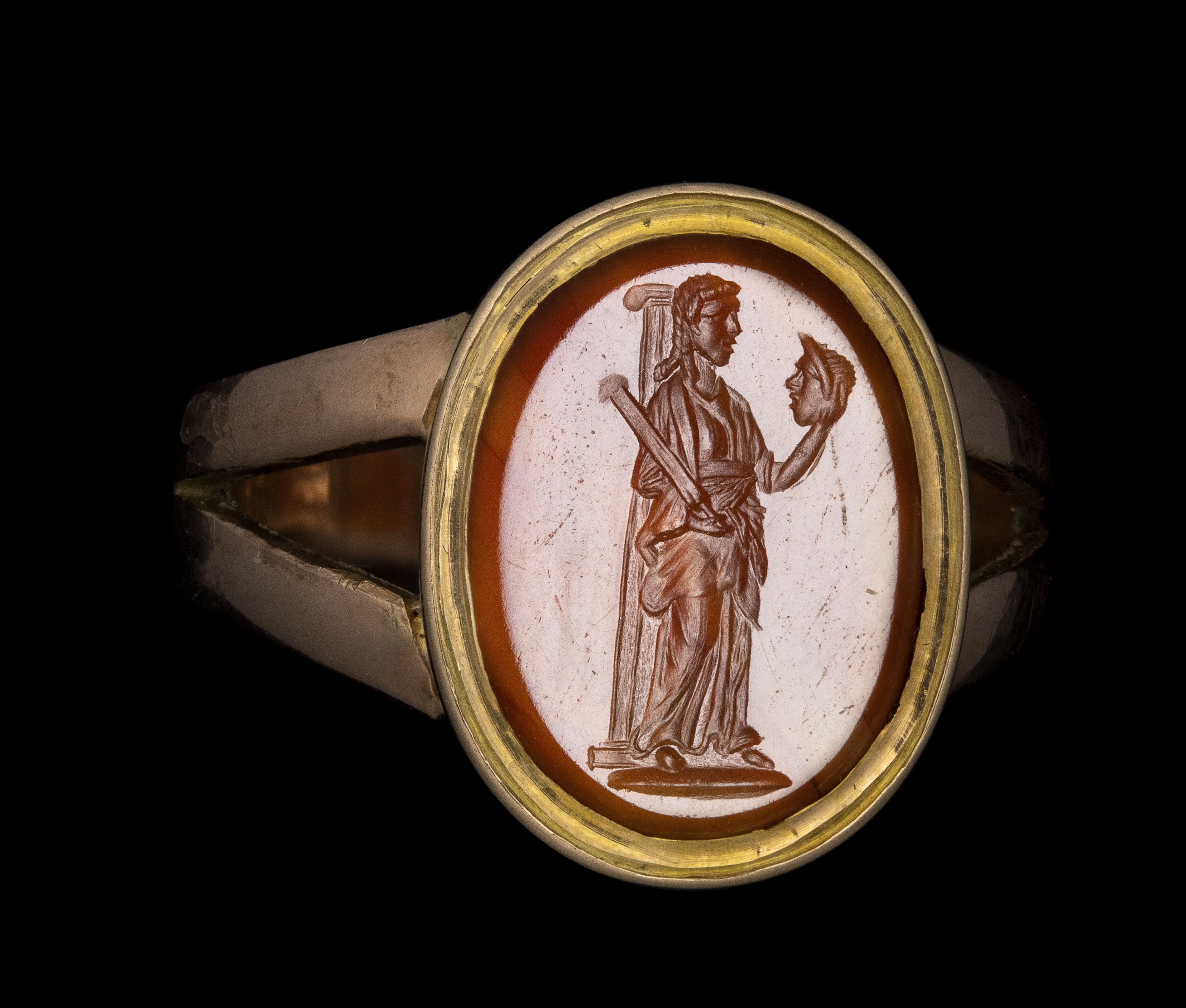 Bague en or XIXe s. sertie d'une intaille romaine sur cornaline. Melpomène, muse de la tragédie