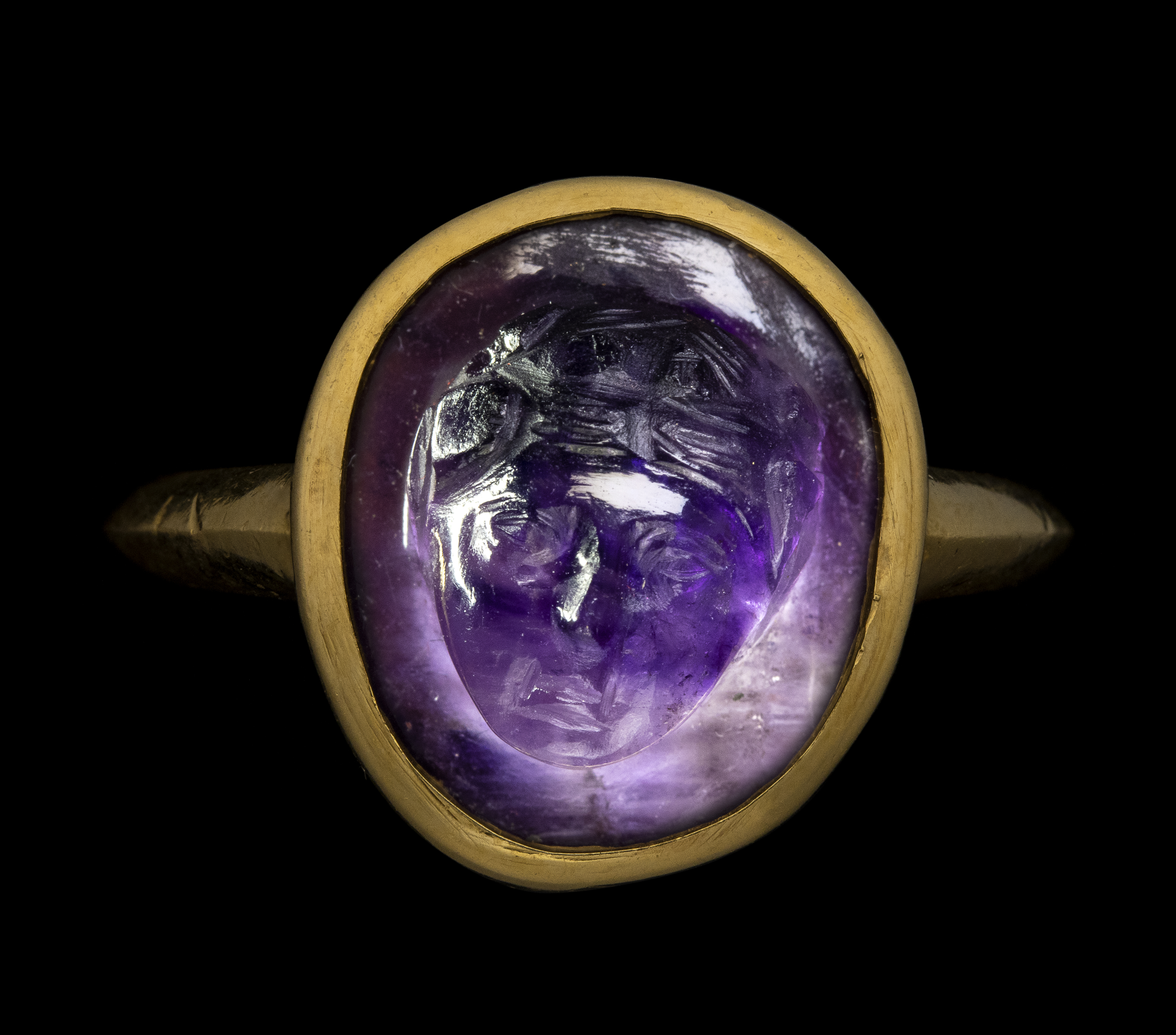 Roman, A gold ring set with a rare Roman amethyst cameo. Mask of Bacchus. (1st century BC - 1st century AD)
