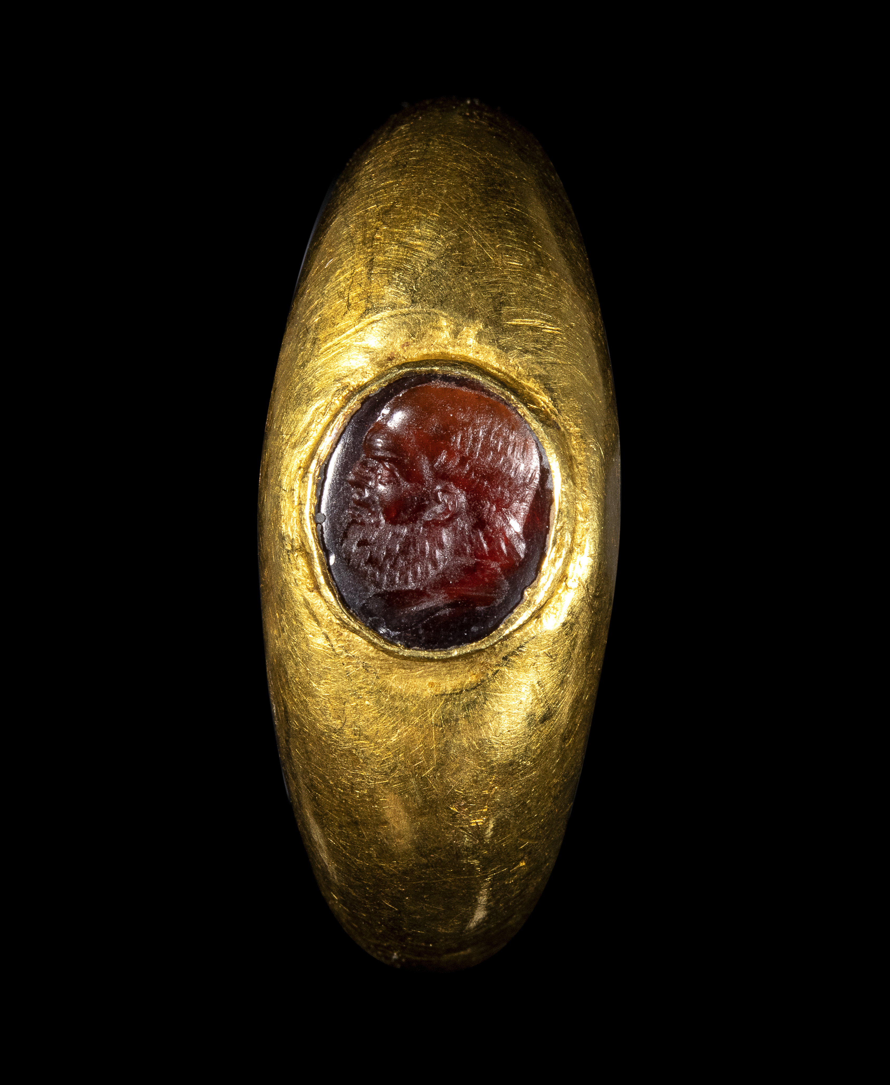Roman imperial, A Roman gold ring set with a garnet intaglio. Male portrait.  (1st-2nd century A.D. )