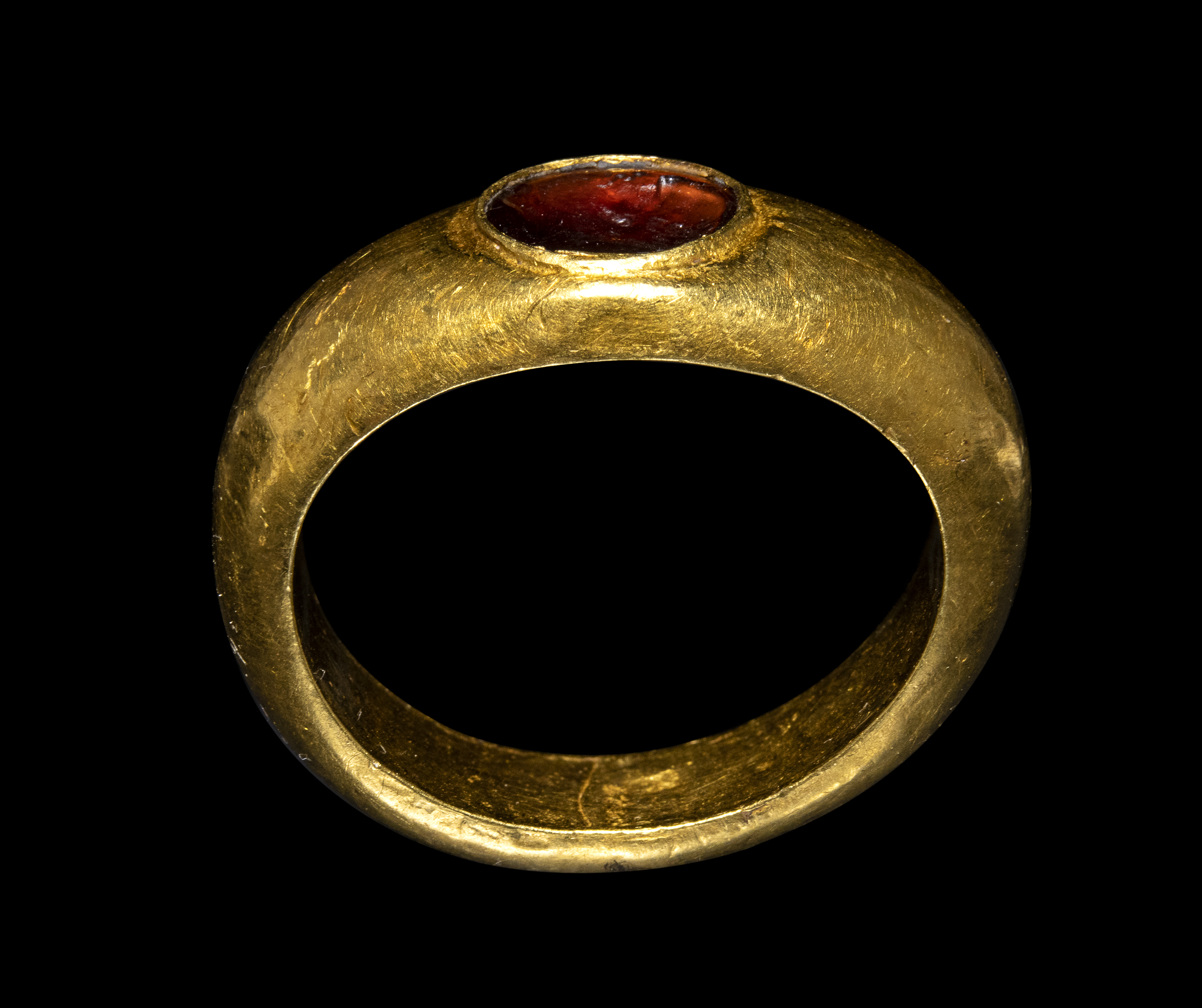 Roman imperial, A Roman gold ring set with a garnet intaglio. Male portrait.  (1st-2nd century A.D. )