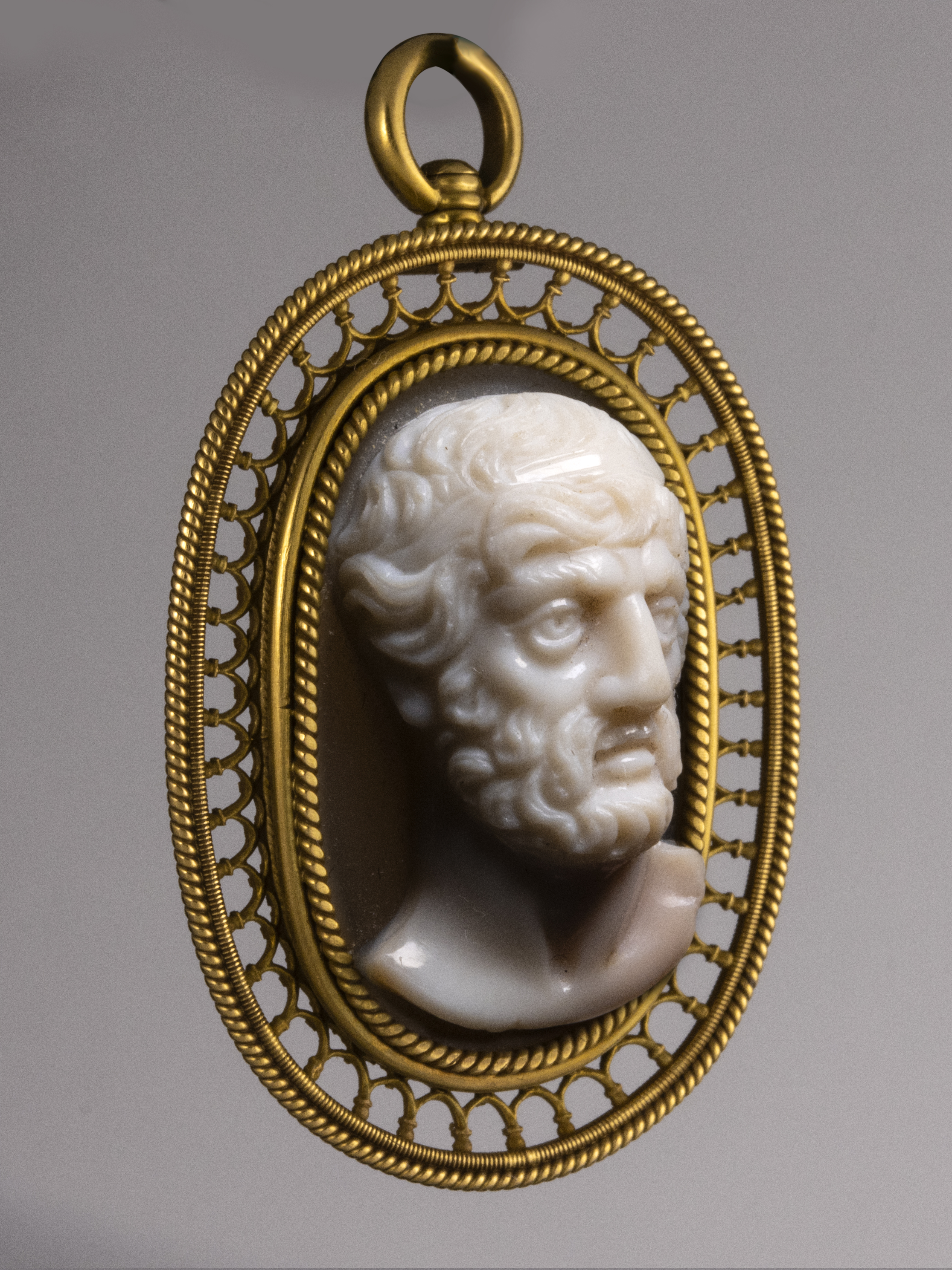 Neoclassical, A Neoclassical gold pendant set with a large agate cameo. Bust of a philosopher.  (19th century)