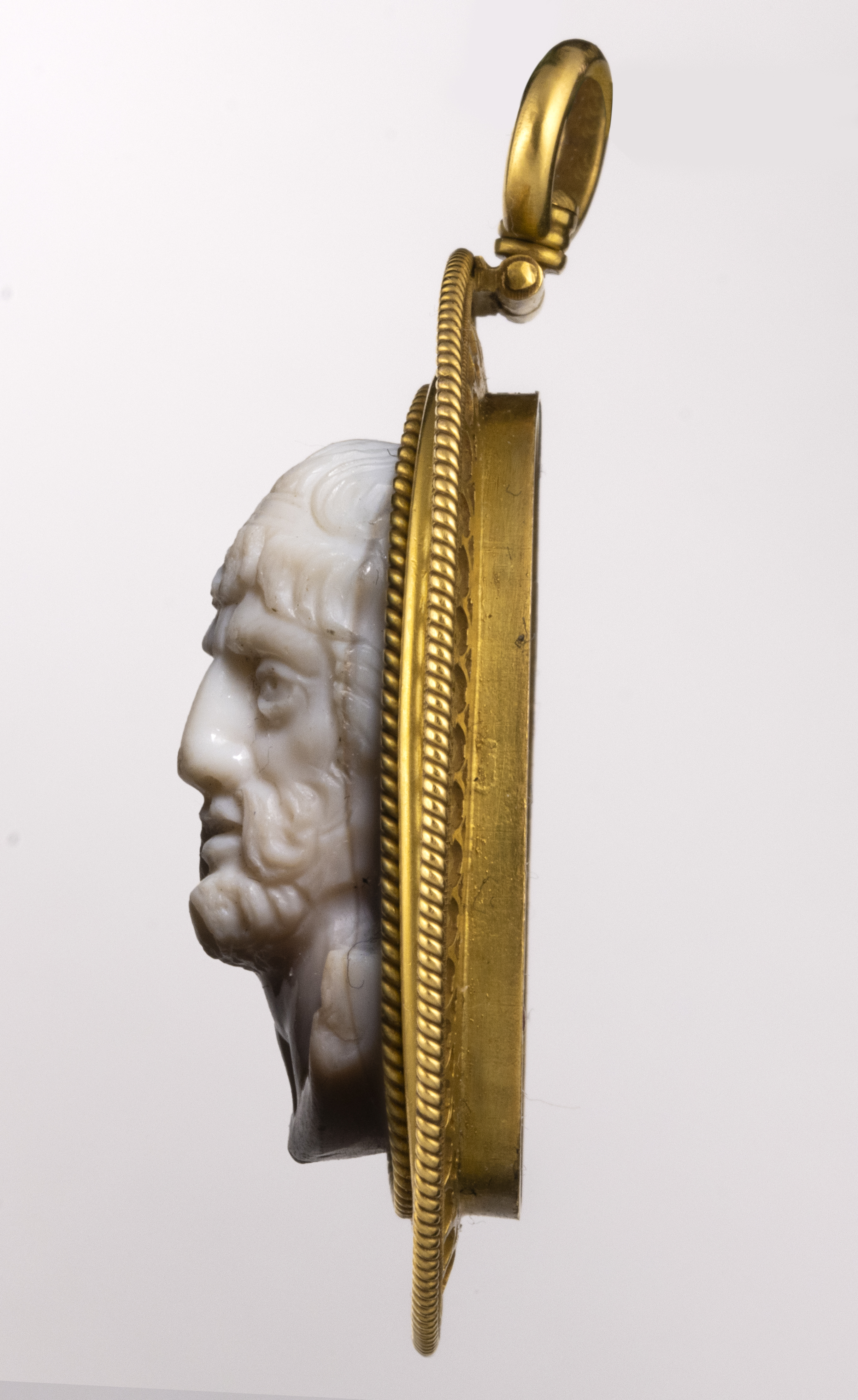 Neoclassical, A Neoclassical gold pendant set with a large agate cameo. Bust of a philosopher.  (19th century)