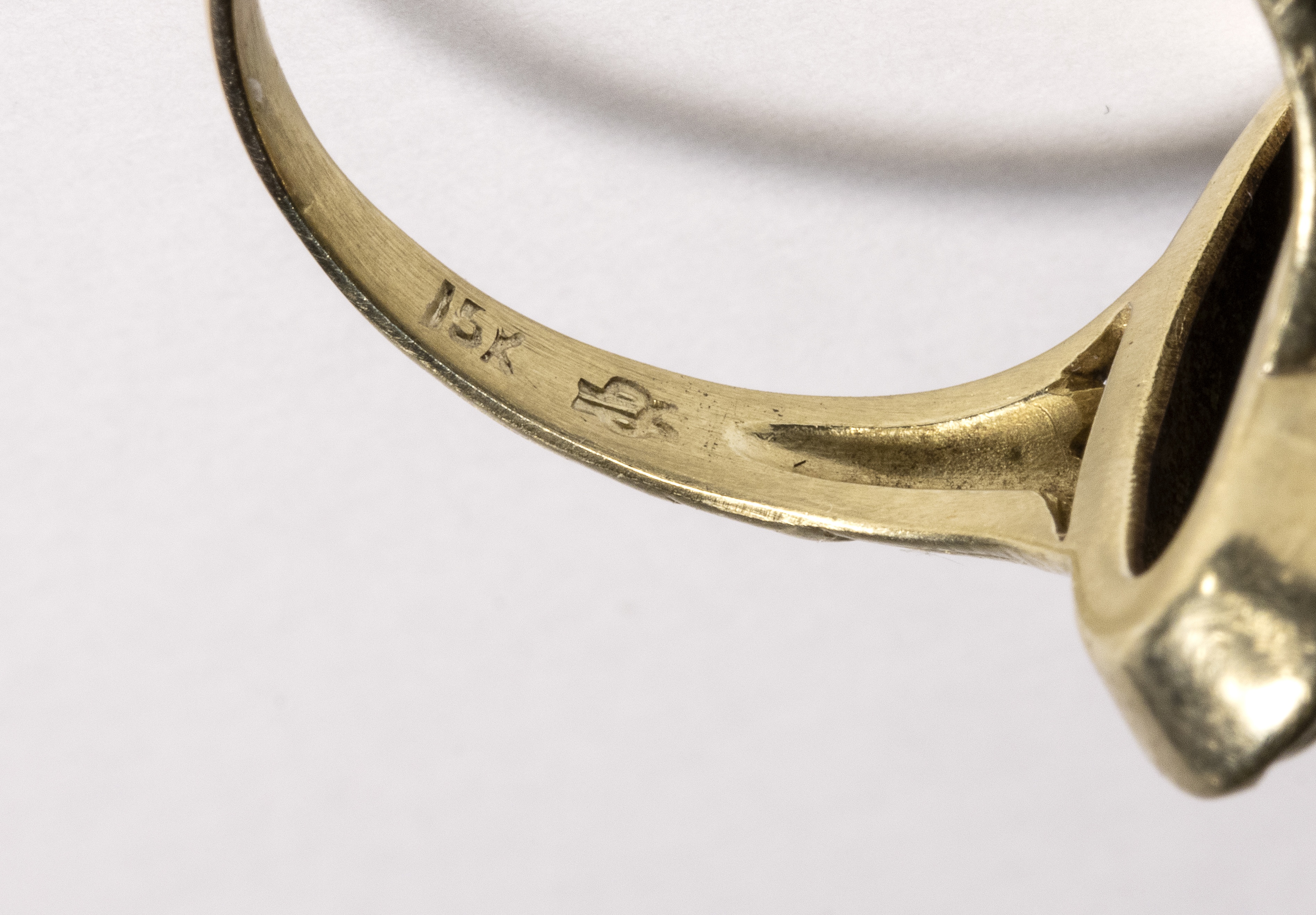 A Late Victorian gold ring with a beetle. (Late 19th century)