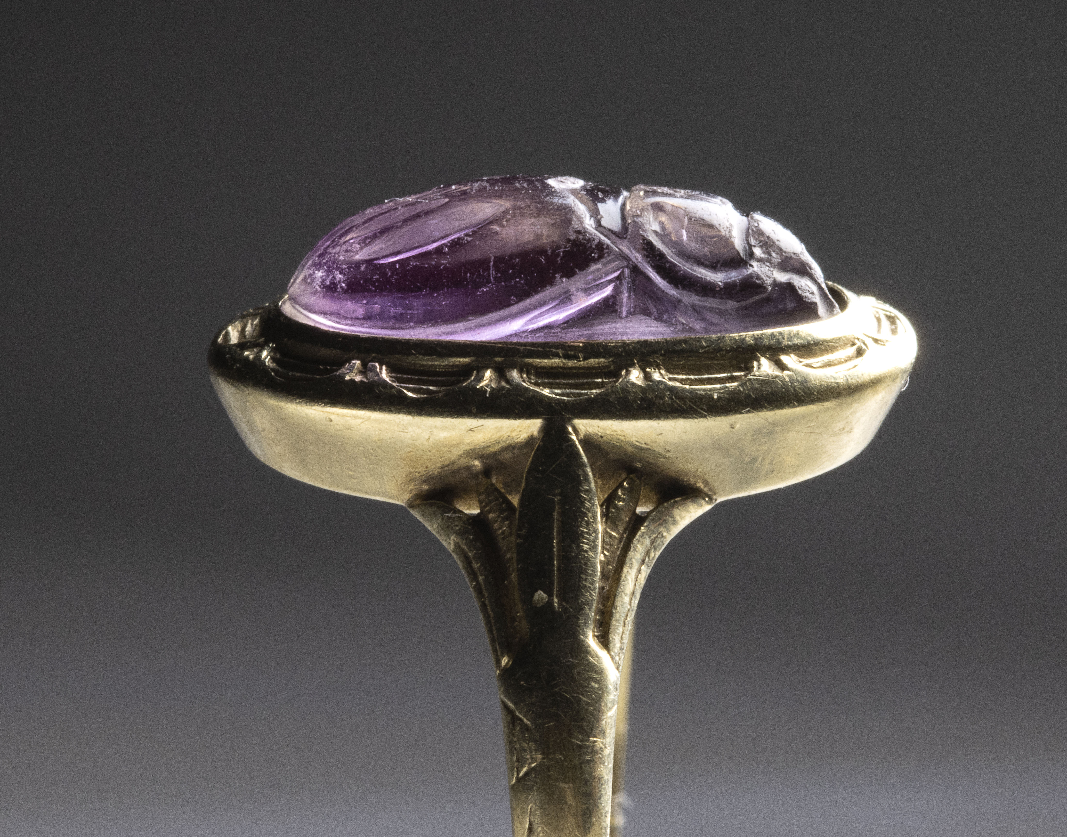 A Late Victorian gold ring with a beetle. (Late 19th century)