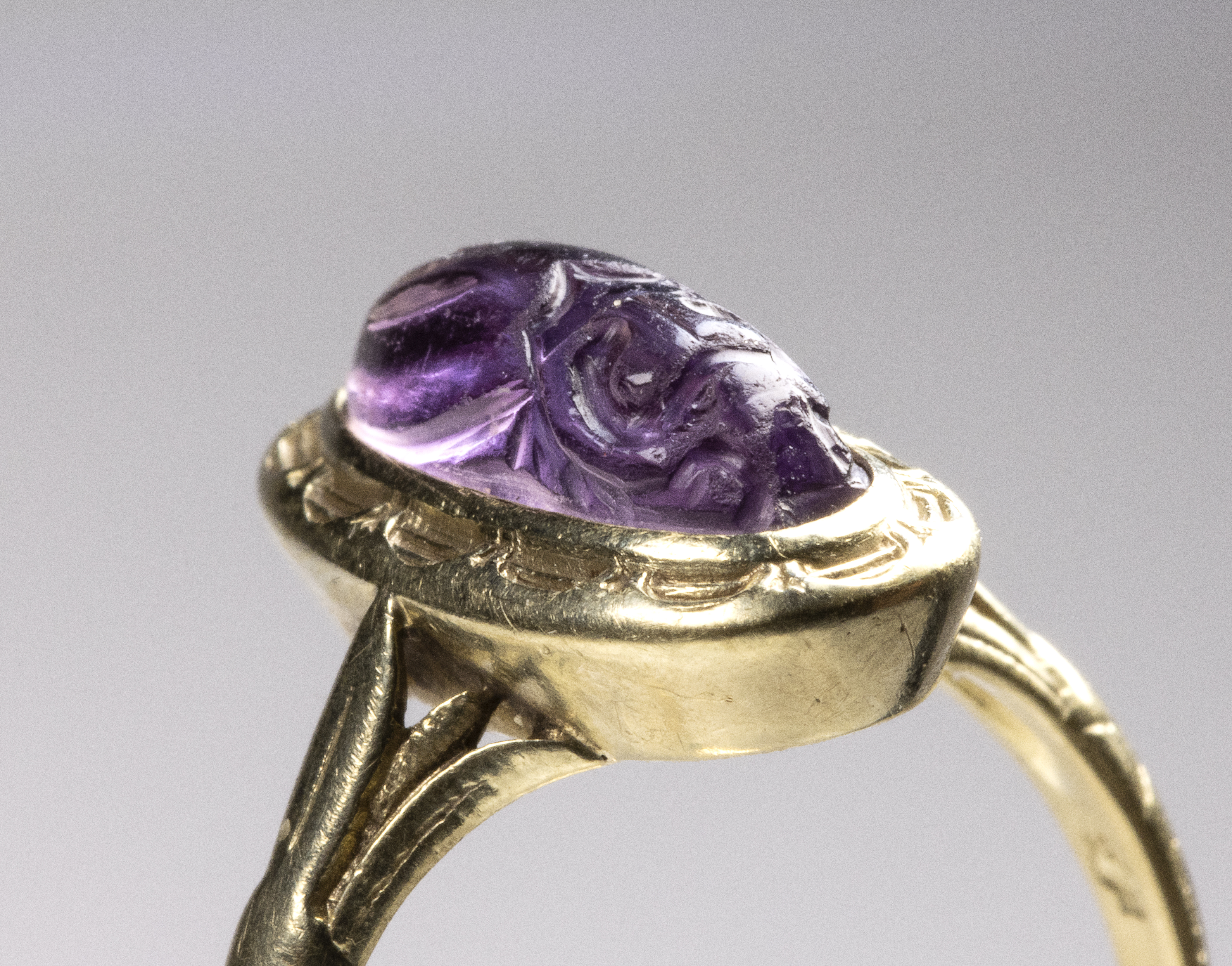 A Late Victorian gold ring with a beetle. (Late 19th century)