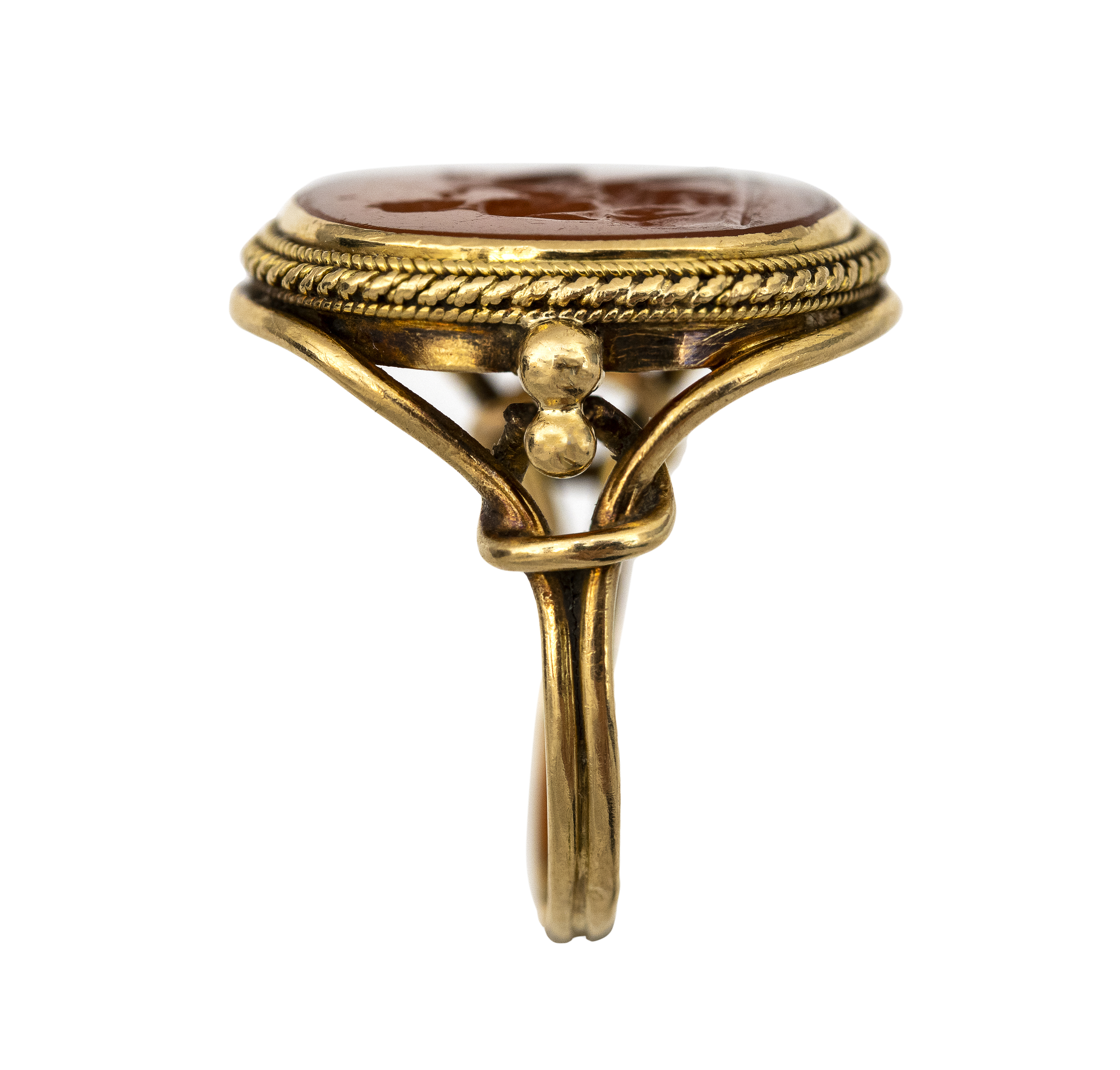 Neoclassical, Attributed to Carlo Costanzi (1705-1781). A gold ring with a Neoclassical carnelian intaglio. Leda and the swan. (Second half of the 18th century)