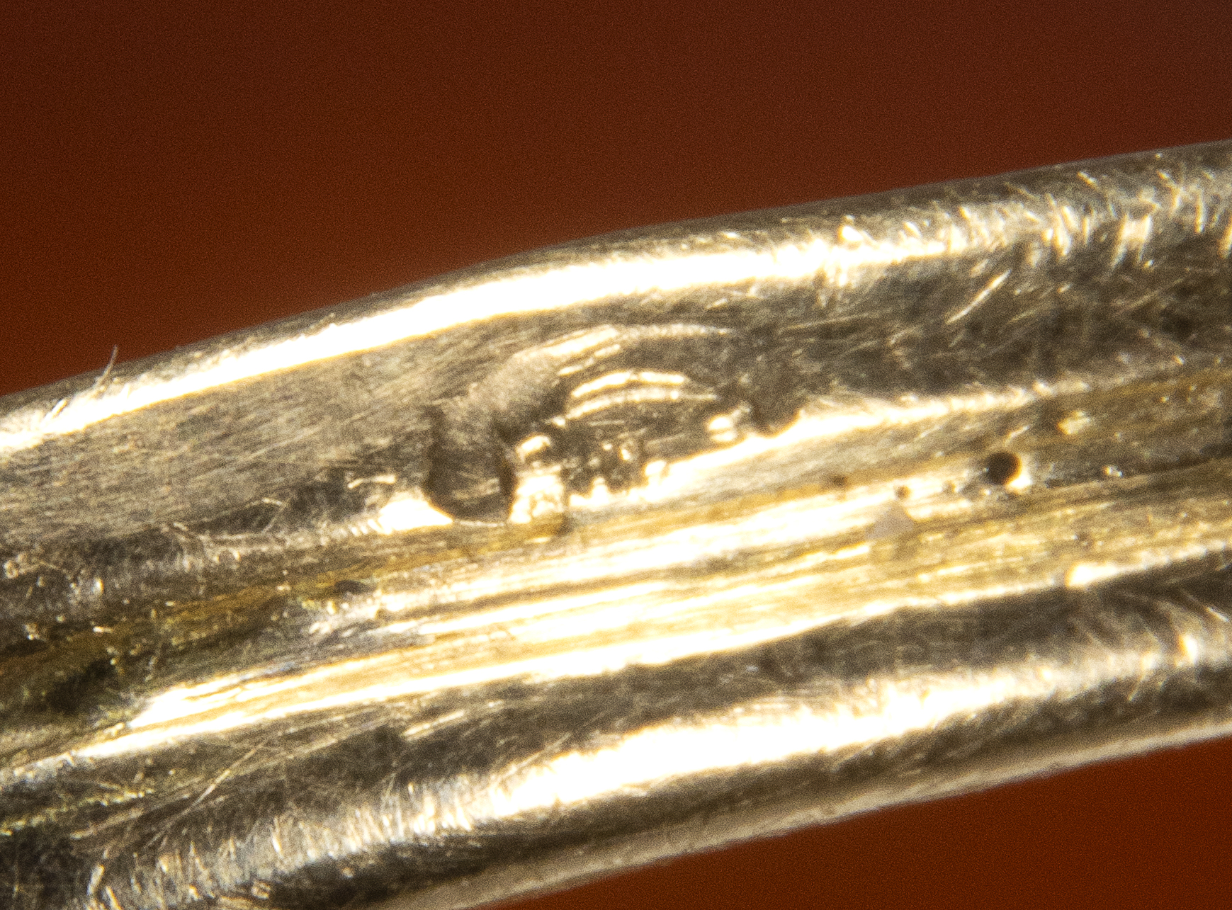 Neoclassical, Attributed to Carlo Costanzi (1705-1781). A gold ring with a Neoclassical carnelian intaglio. Leda and the swan. (Second half of the 18th century)