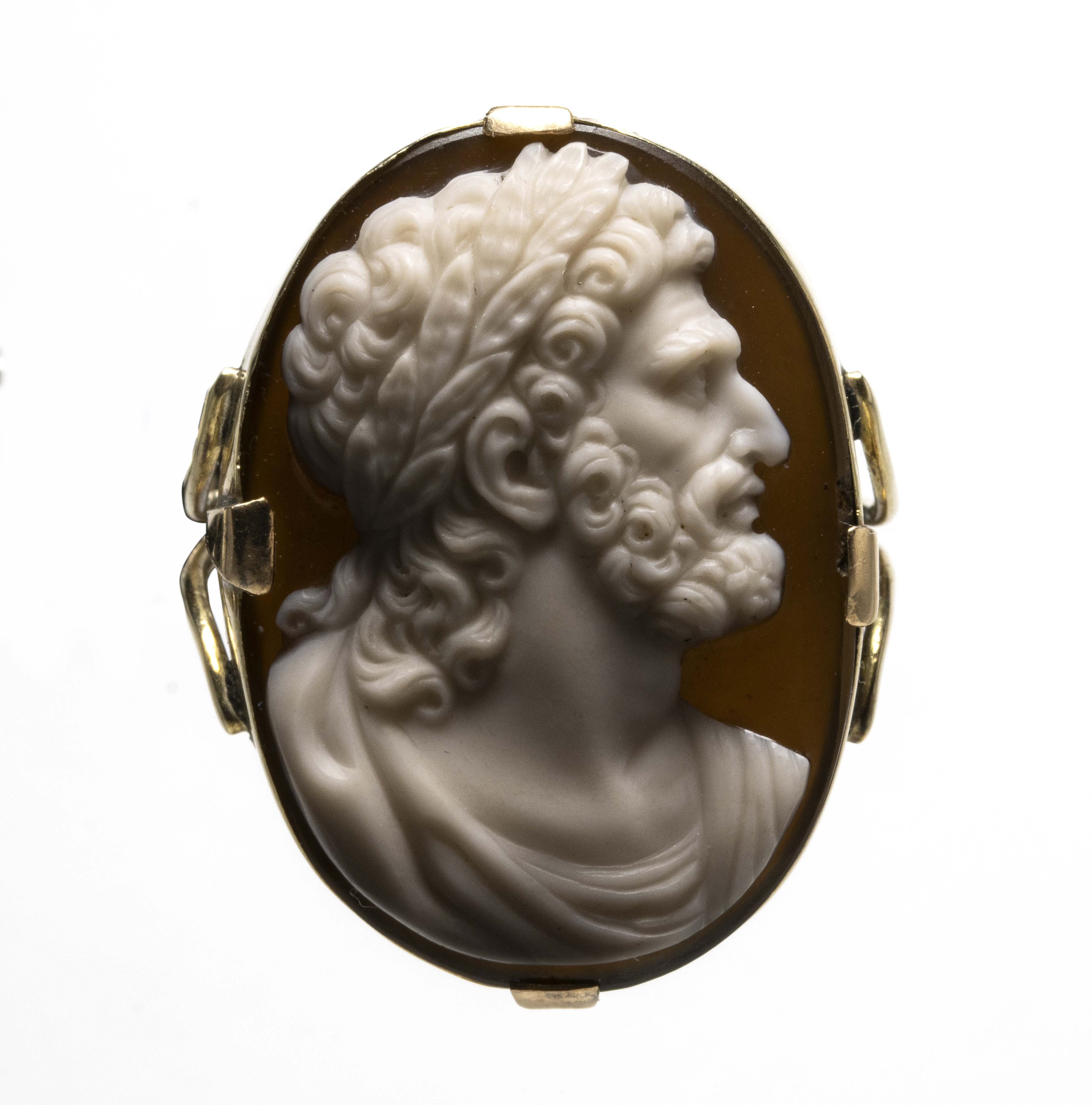 A Grand Tour gold ring set with a sardonyx cameo. Bust of Zeus.