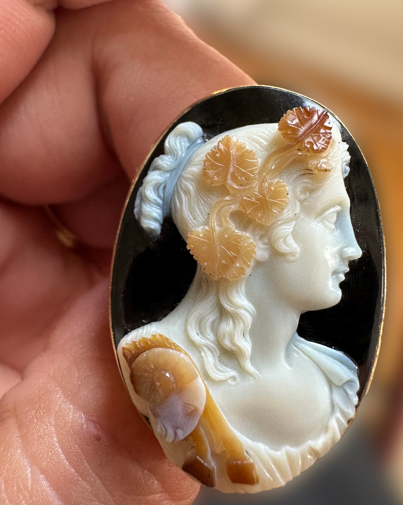 Bague en or sertie d'un large camée sur agate de Luigi Michelini (1798-1858, Rome). Buste de Bacchante. 