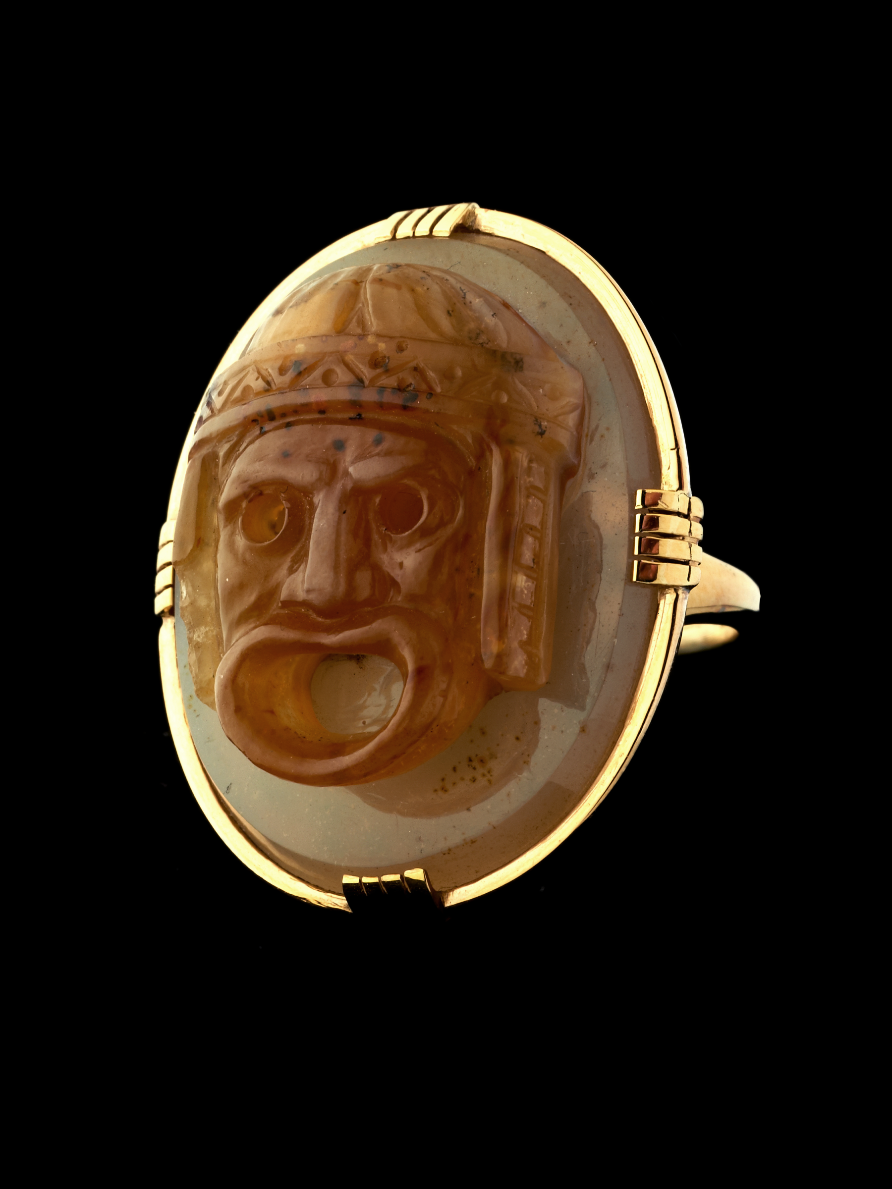 A Gold Ring set with an Italian Agate Cameo — Theatrical Tragic Mask, First Half 19th Century
