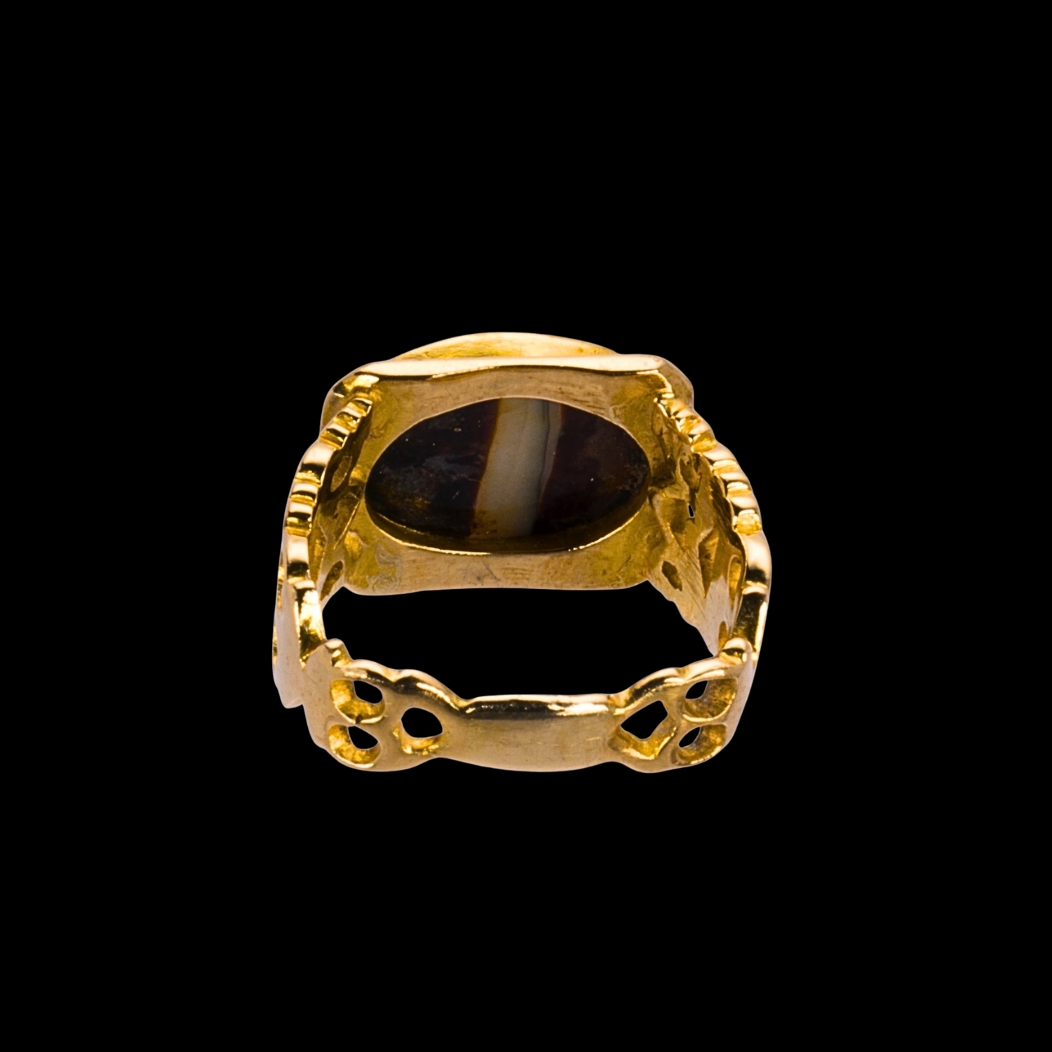 An Italic Banded Agate intaglio set in a 14k gold ring. Lion. 